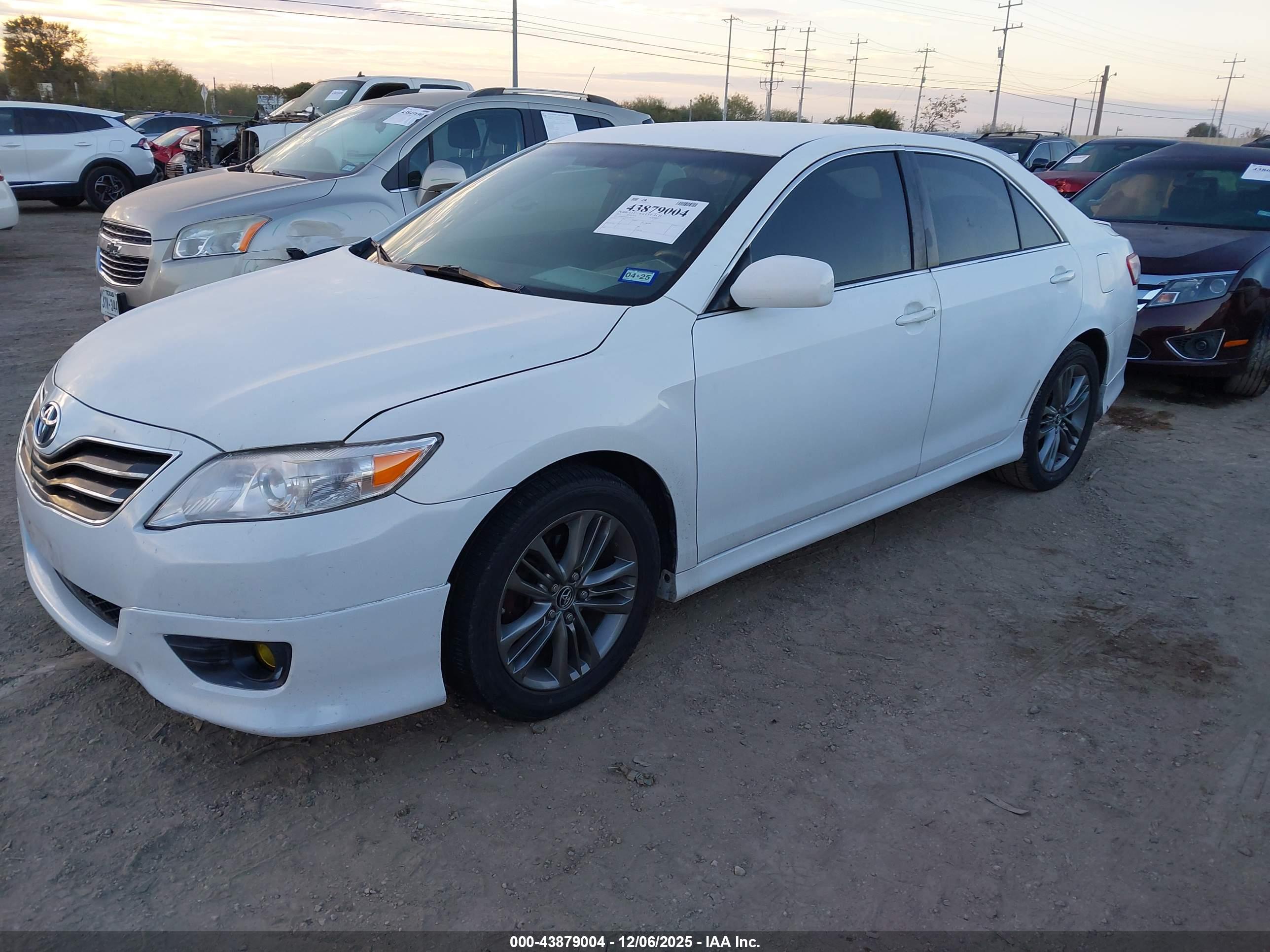TOYOTA CAMRY image 2