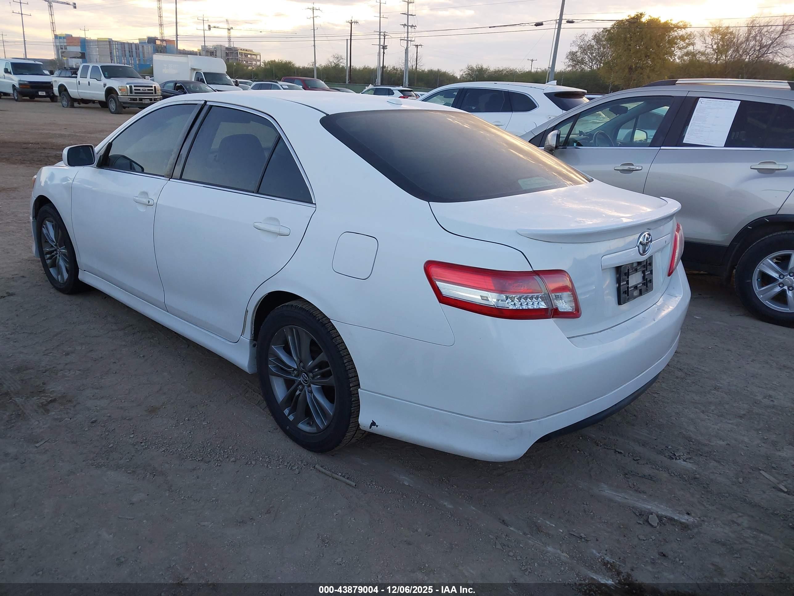 TOYOTA CAMRY image 3