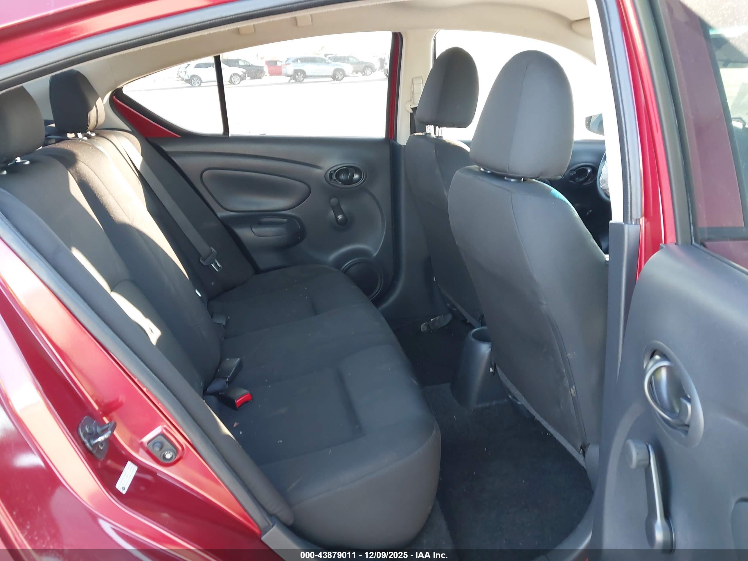 NISSAN VERSA image 8
