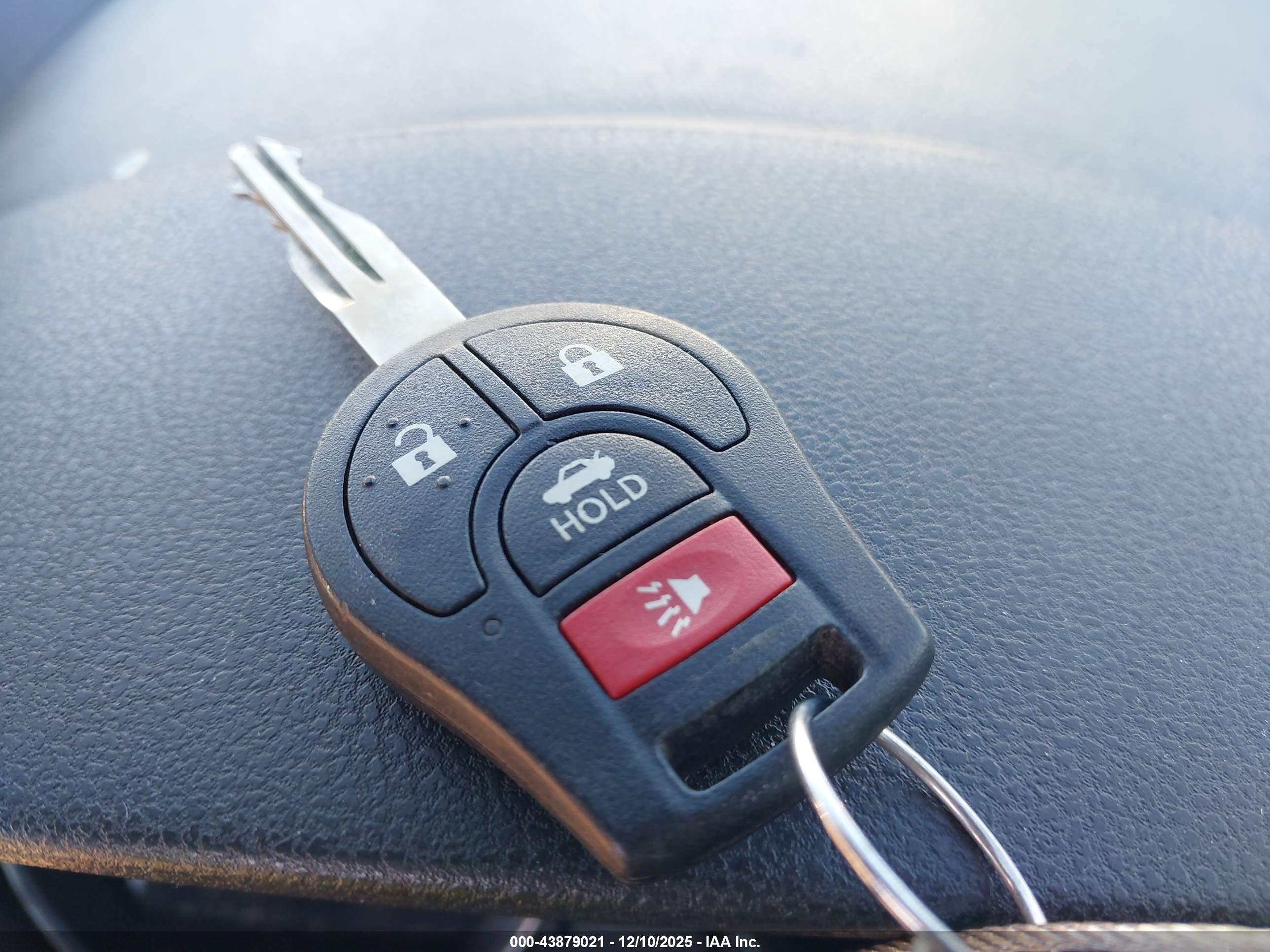 NISSAN VERSA image 11