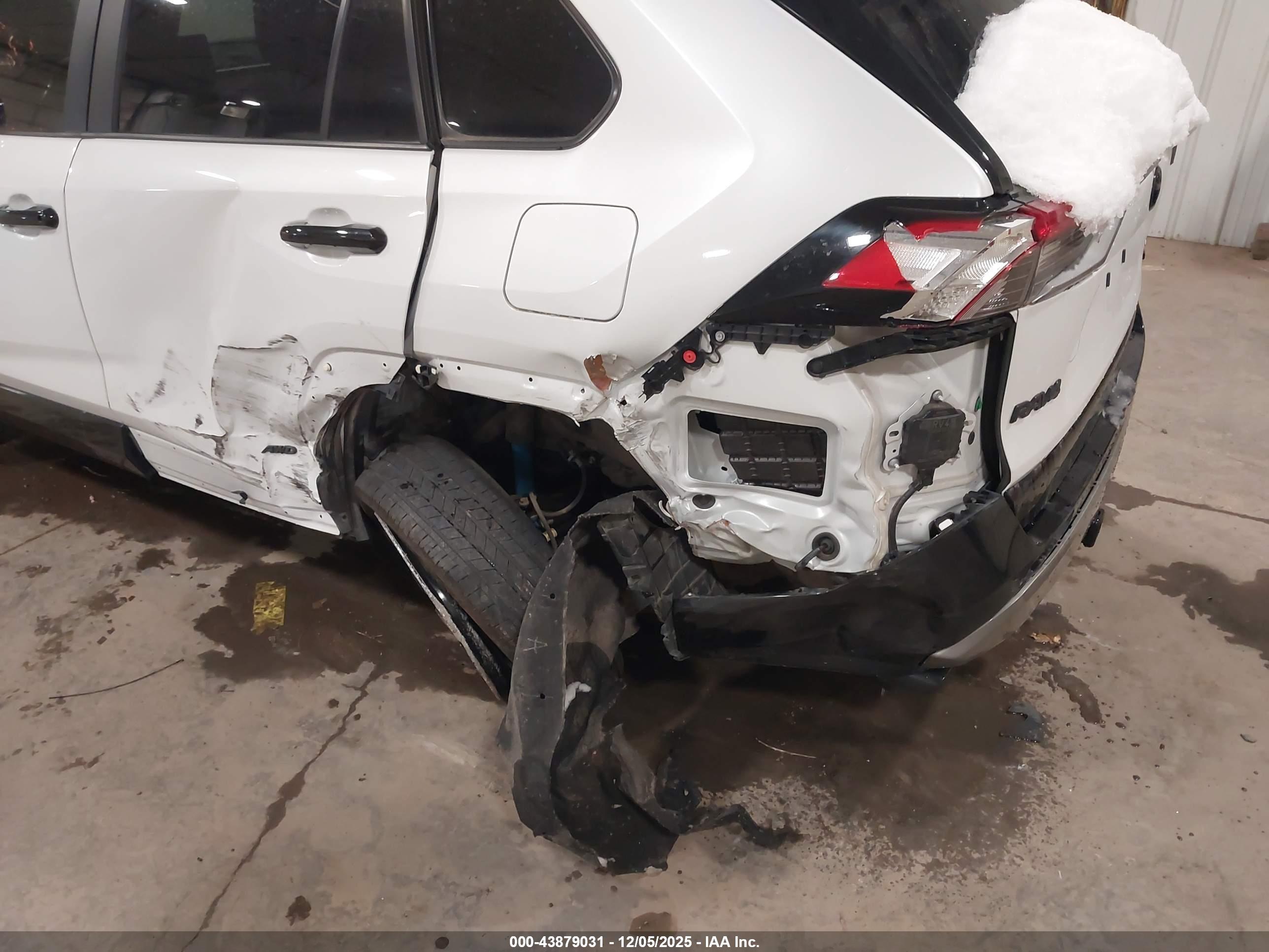TOYOTA RAV4 image 6