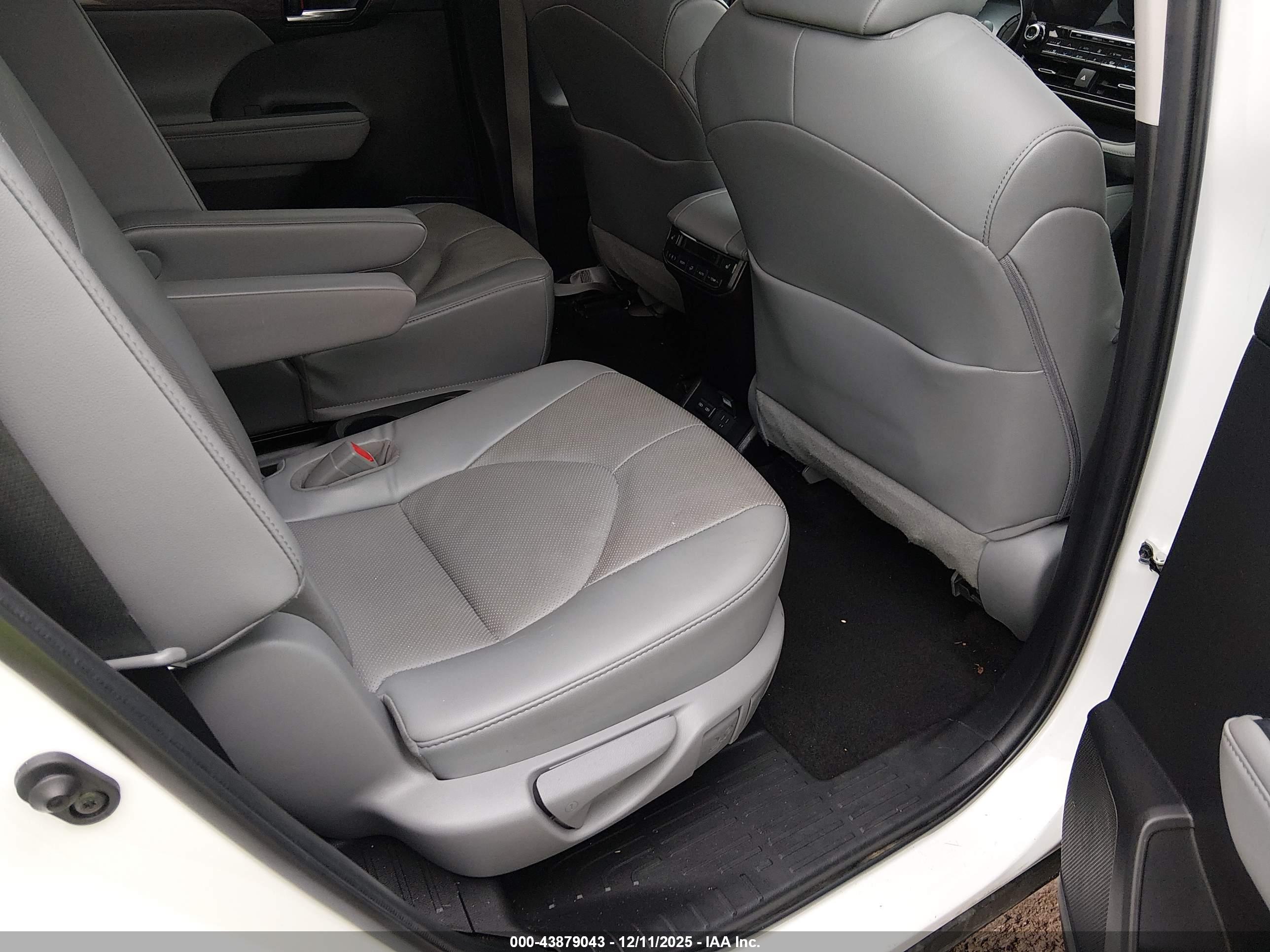 TOYOTA HIGHLANDER image 8