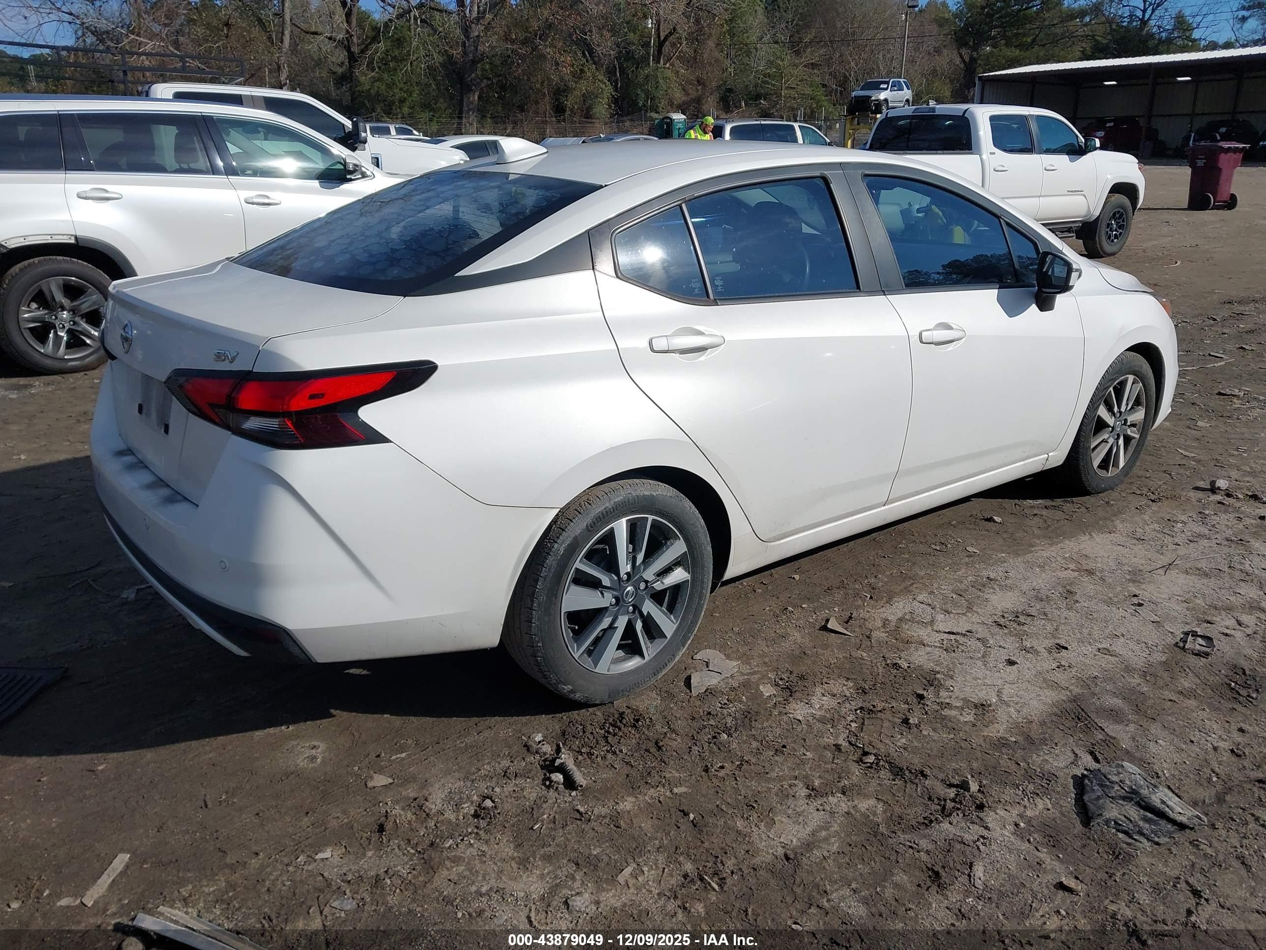 NISSAN VERSA image 4
