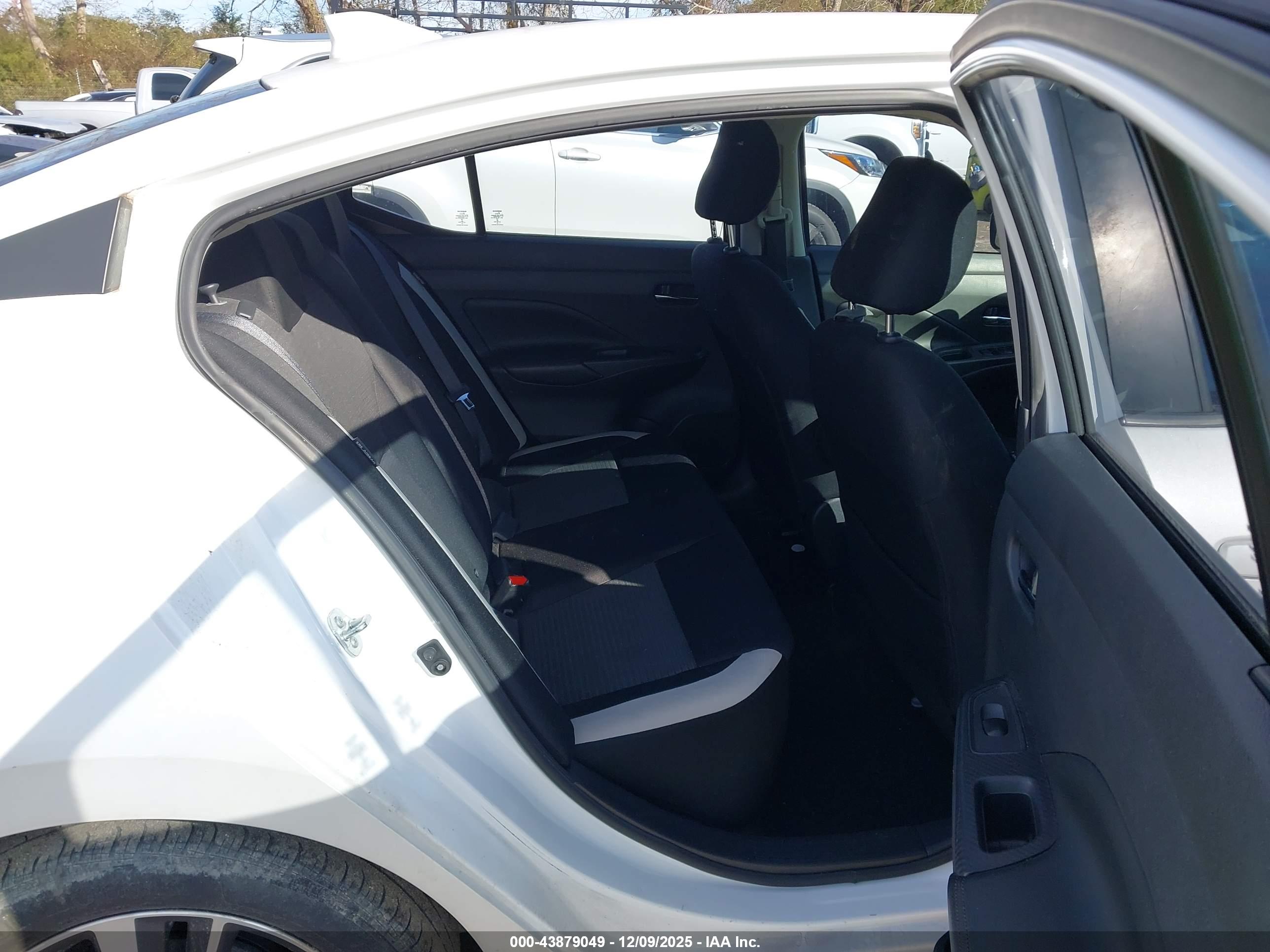 NISSAN VERSA image 8
