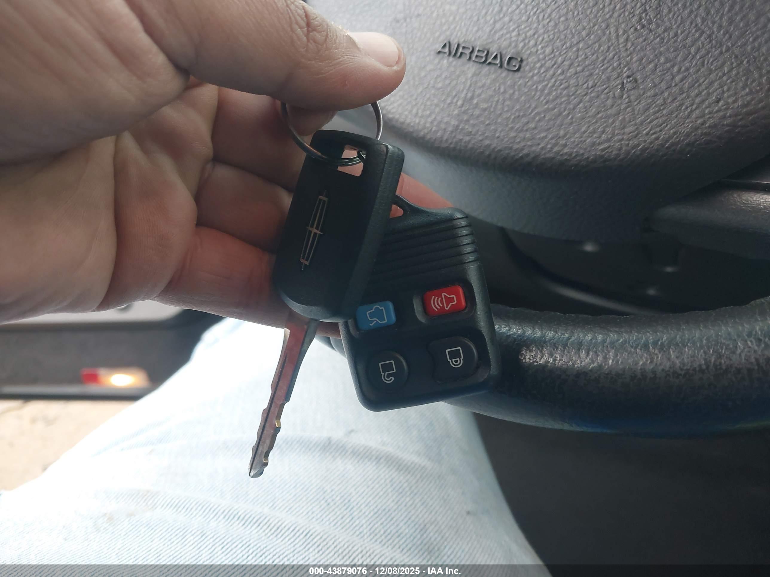 LINCOLN TOWN image 11