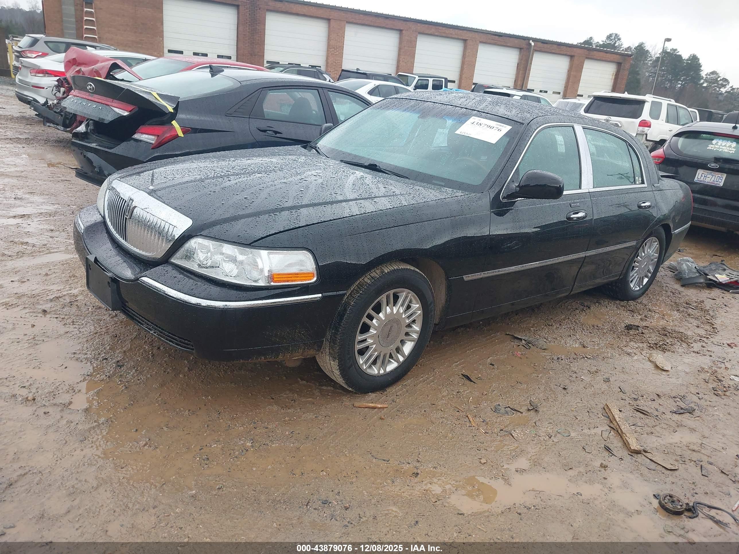 LINCOLN TOWN image 2