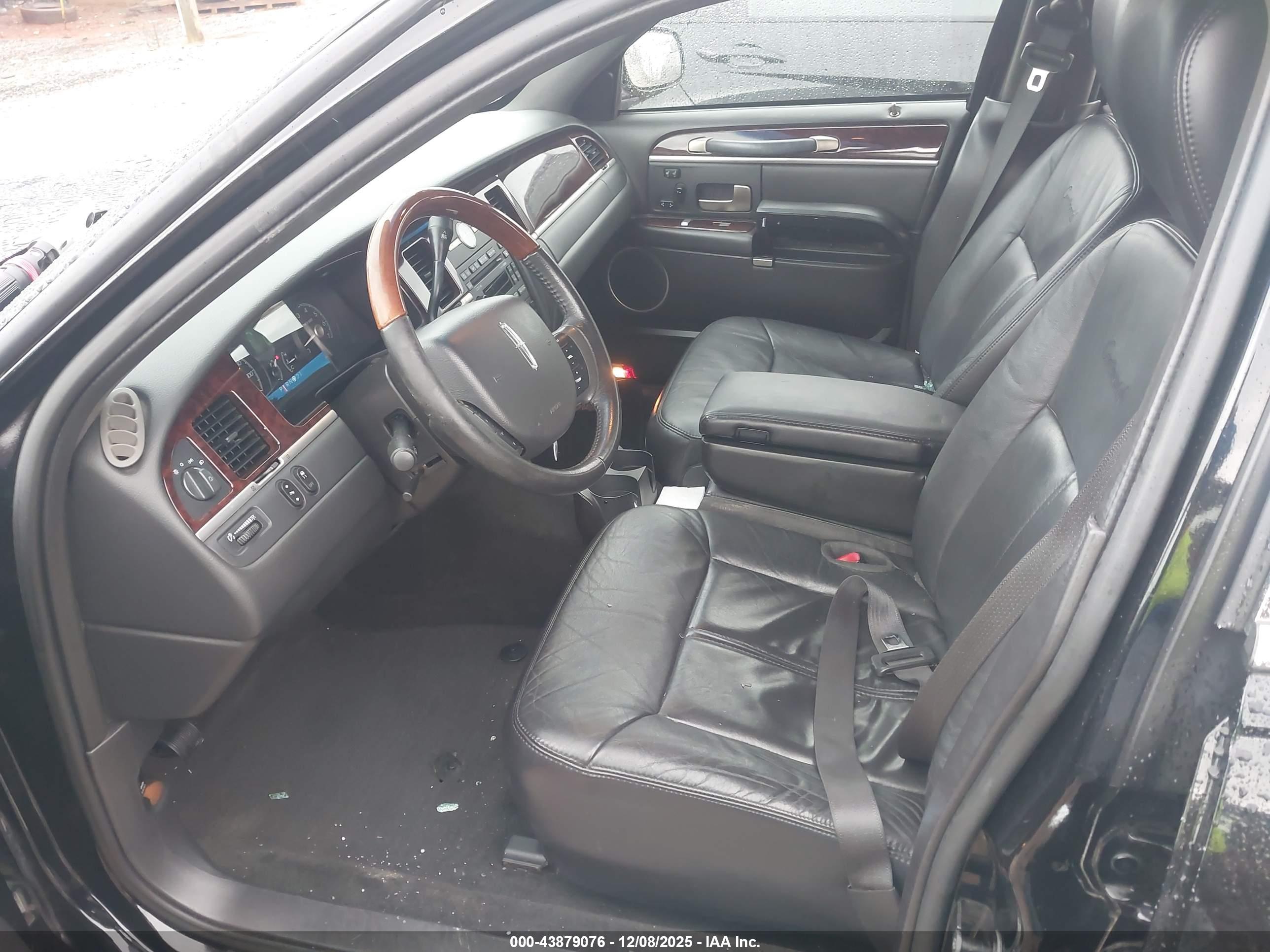 LINCOLN TOWN image 5