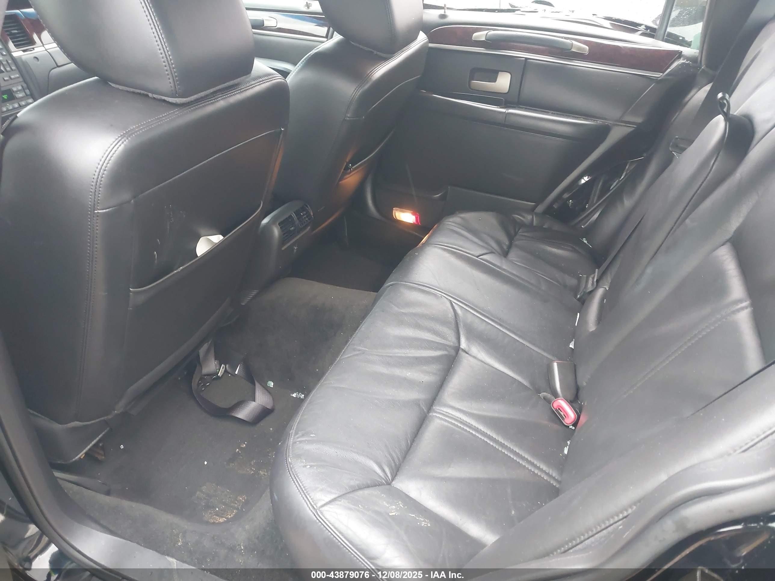 LINCOLN TOWN image 8