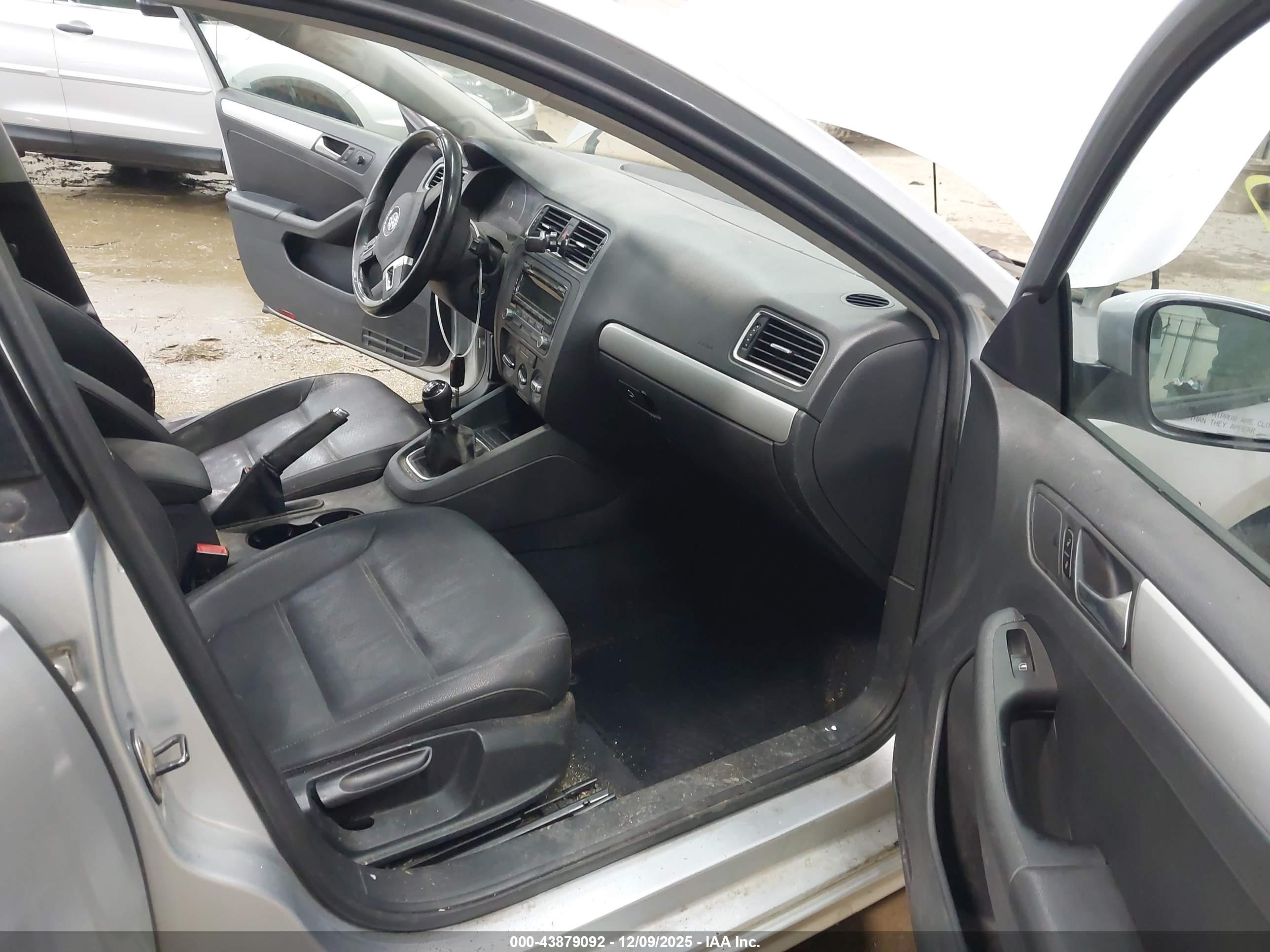 VOLKSWAGEN JETTA image 5