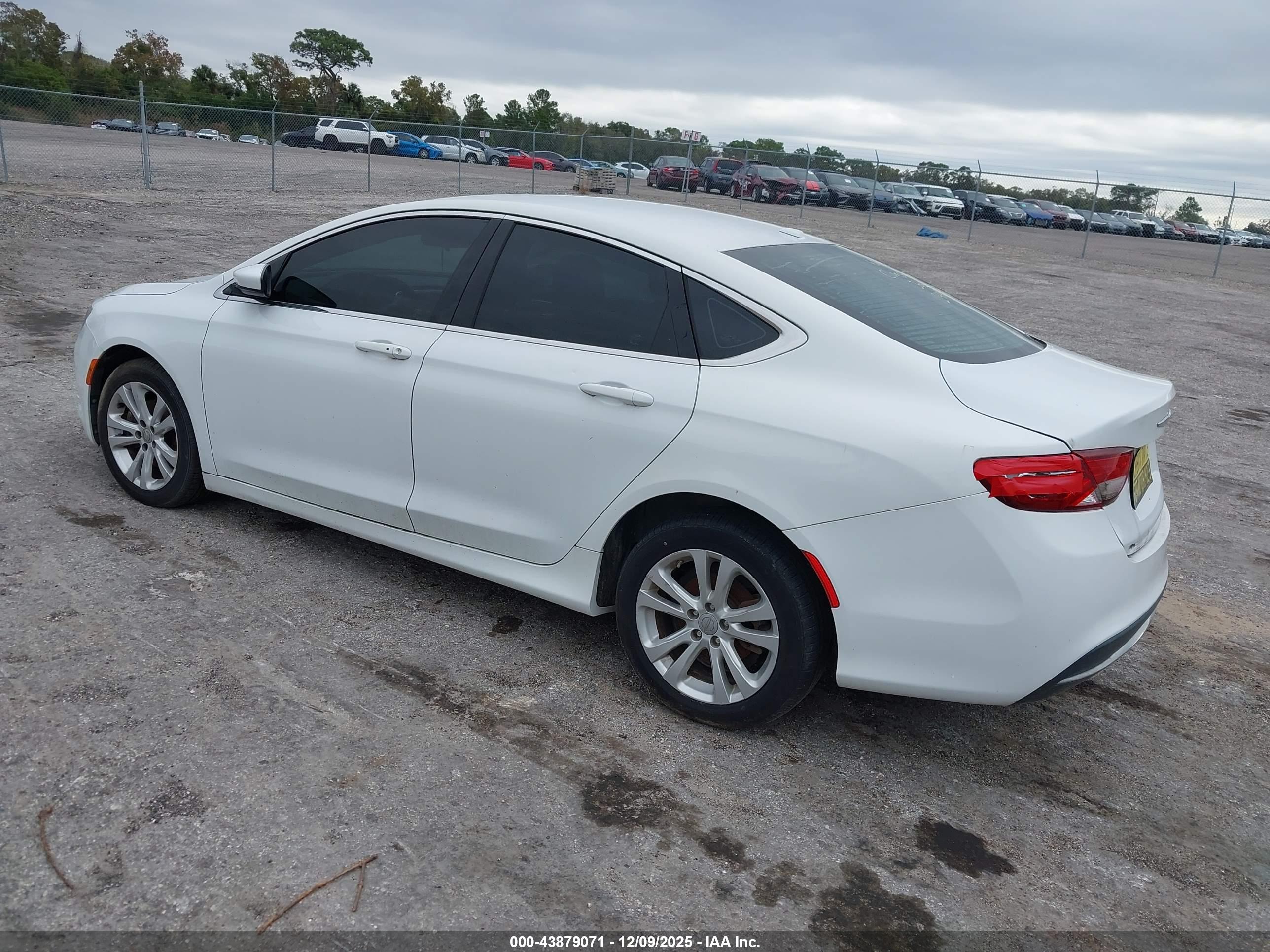 CHRYSLER 200 image 3