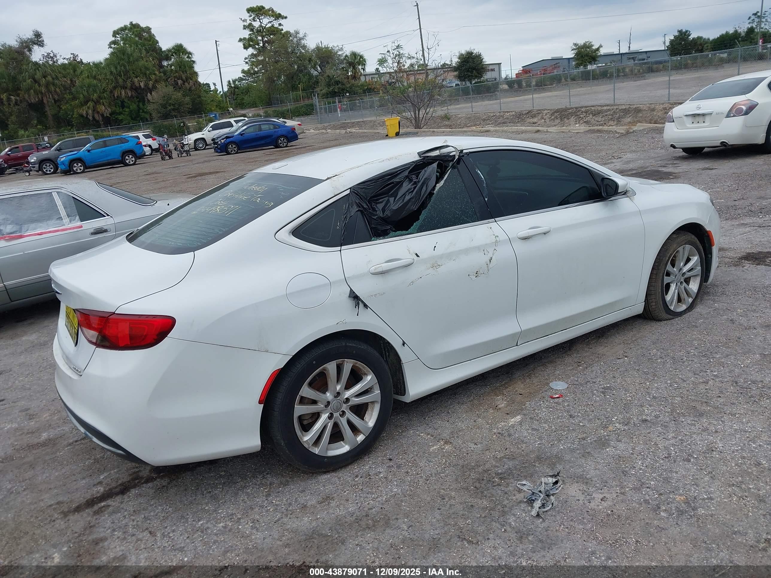 CHRYSLER 200 image 4