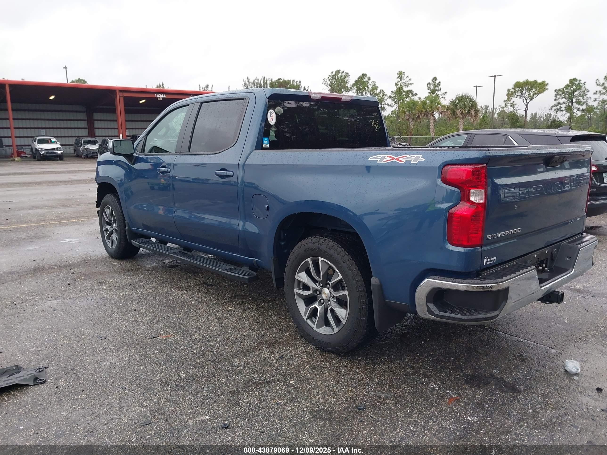 CHEVROLET SILVERADO image 3