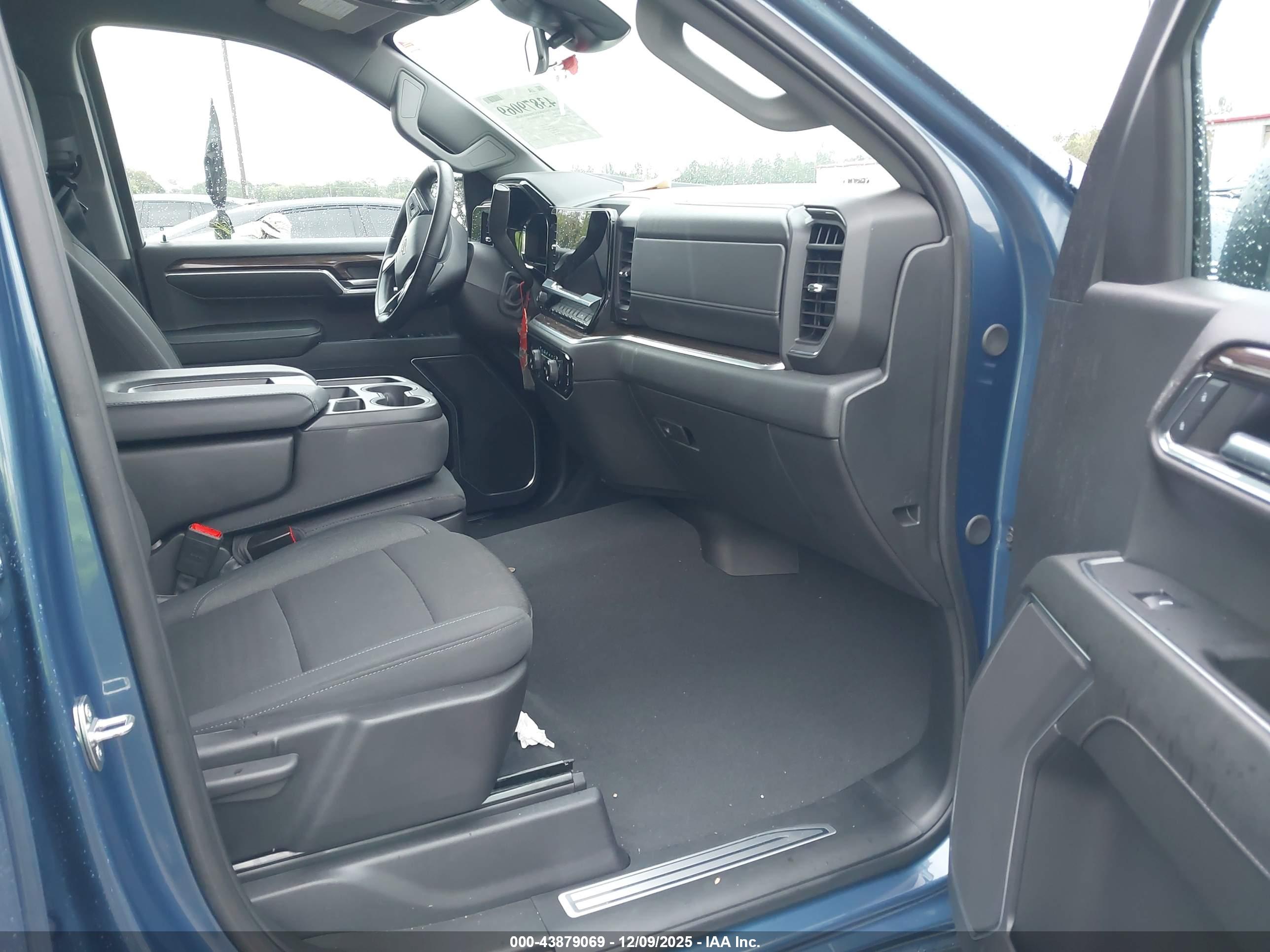 CHEVROLET SILVERADO image 5
