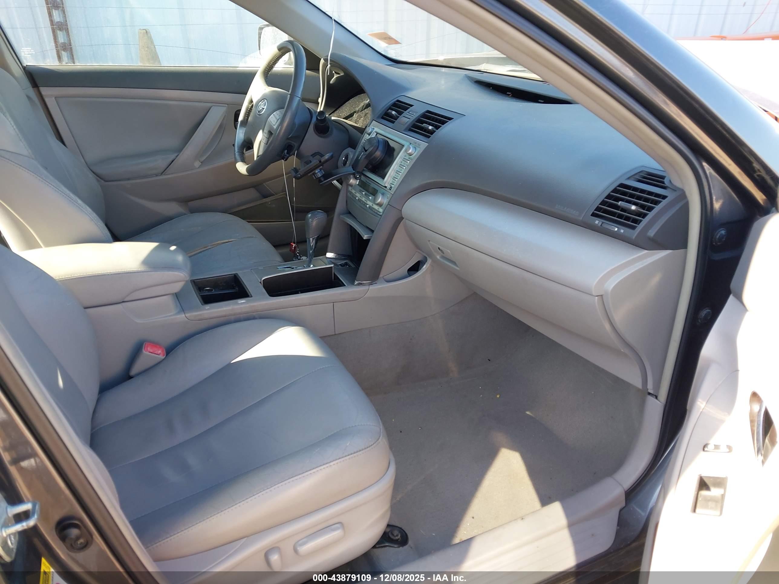 TOYOTA CAMRY image 5