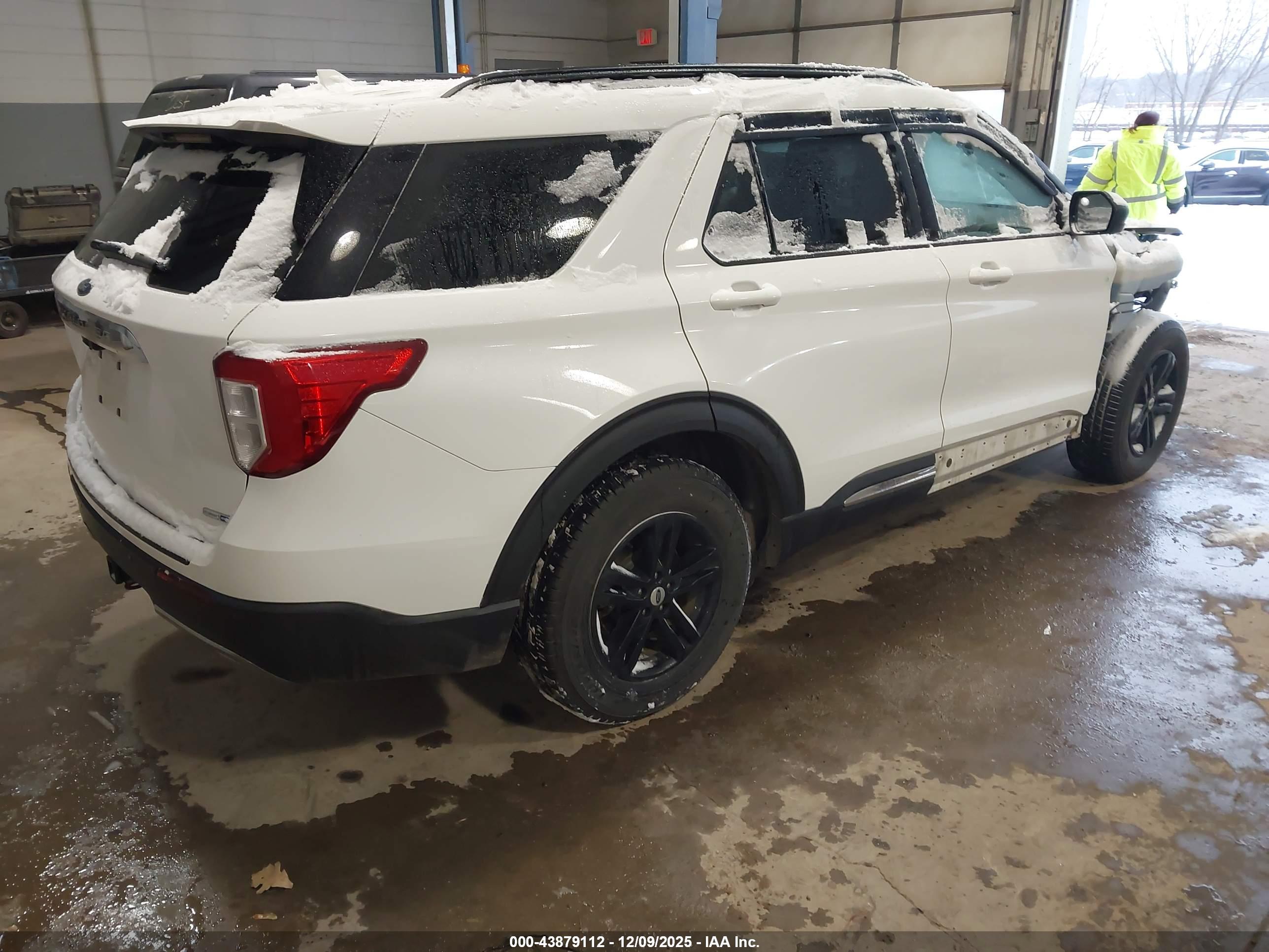FORD EXPLORER image 4