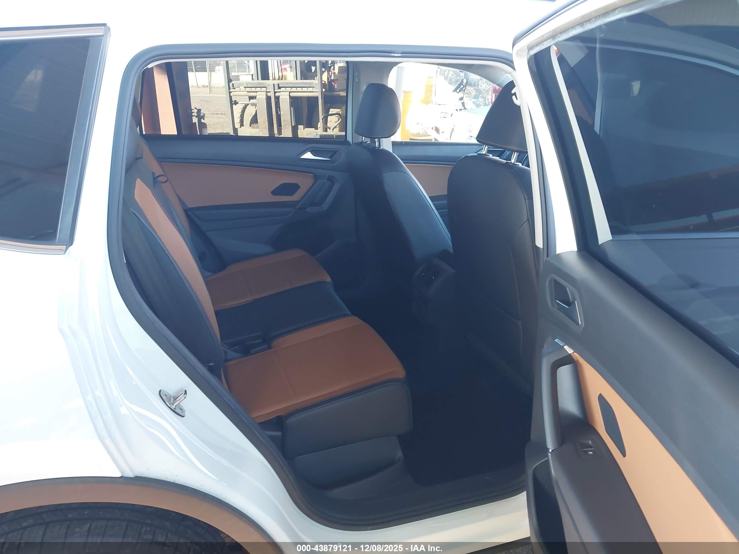 VOLKSWAGEN TIGUAN image 8