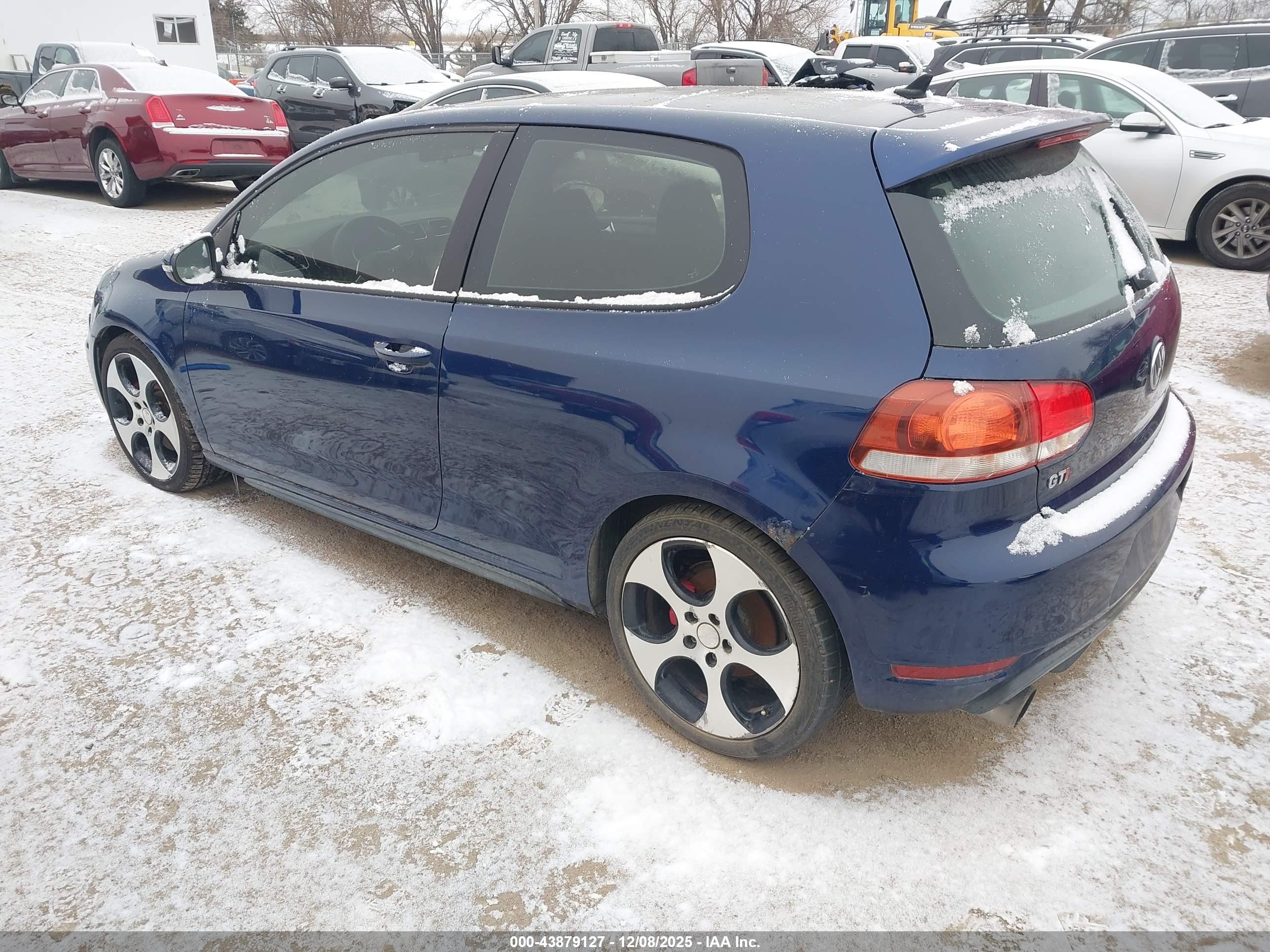 VOLKSWAGEN GTI image 3