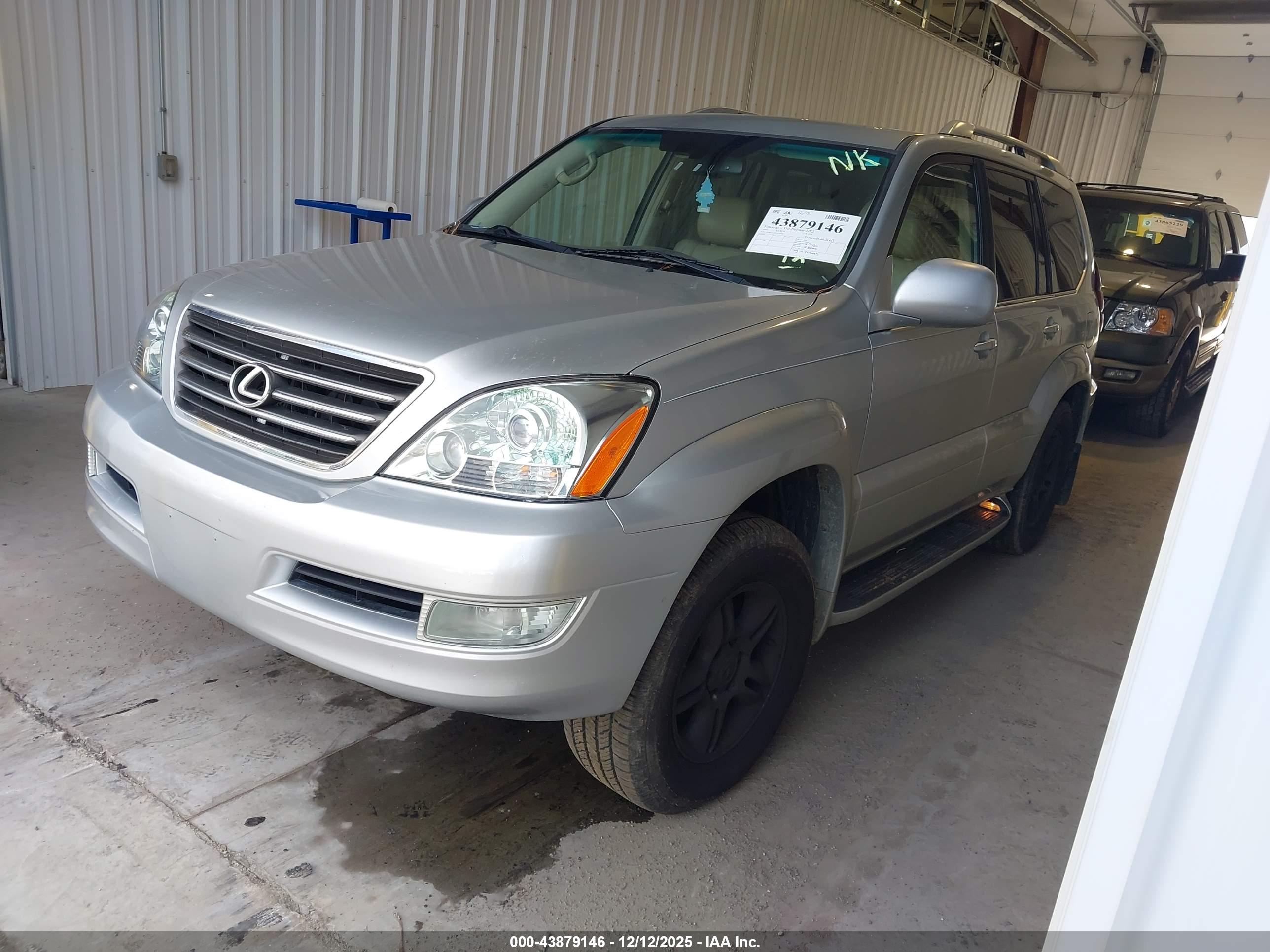 LEXUS GX image 2