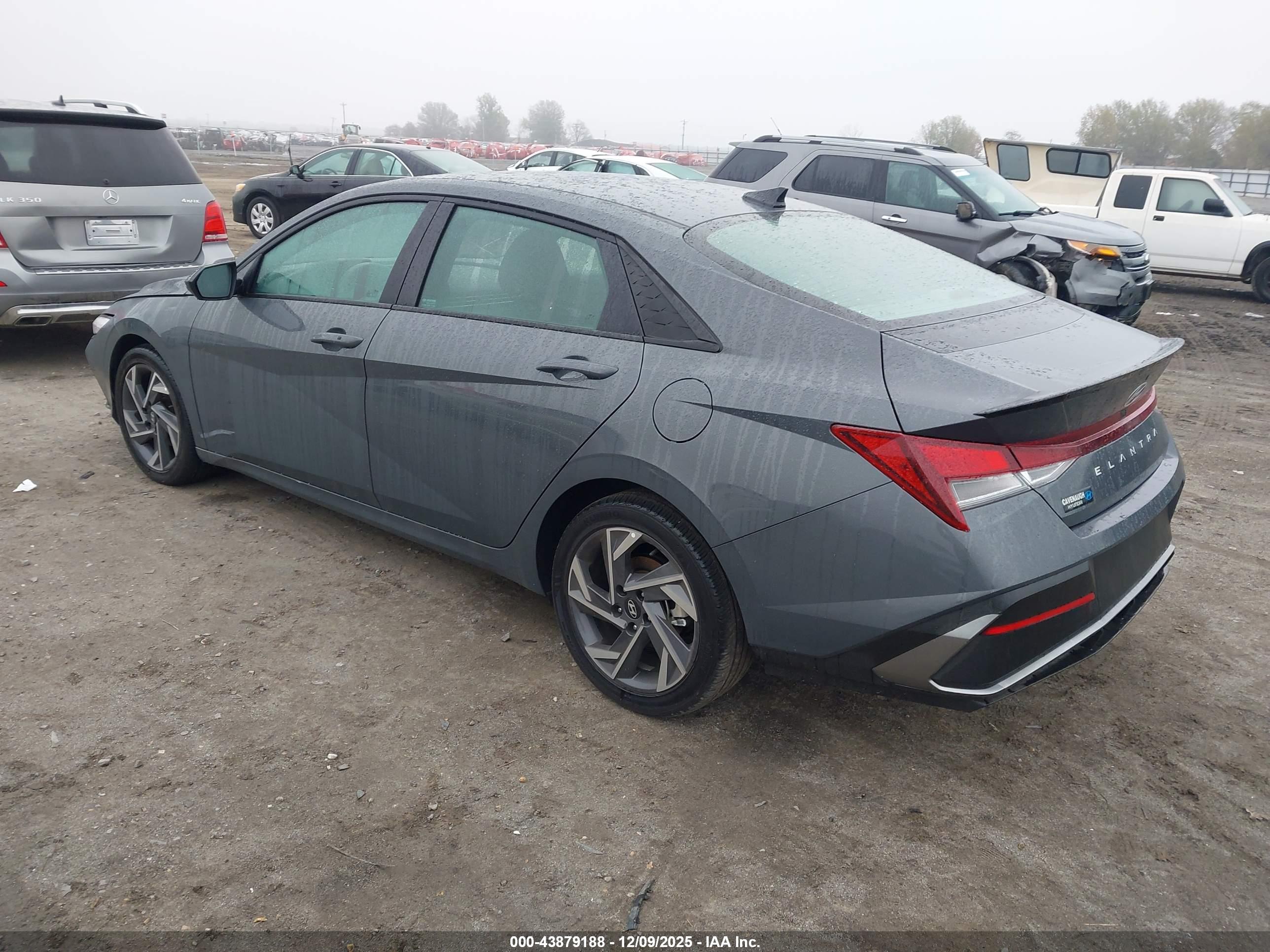 HYUNDAI ELANTRA image 3