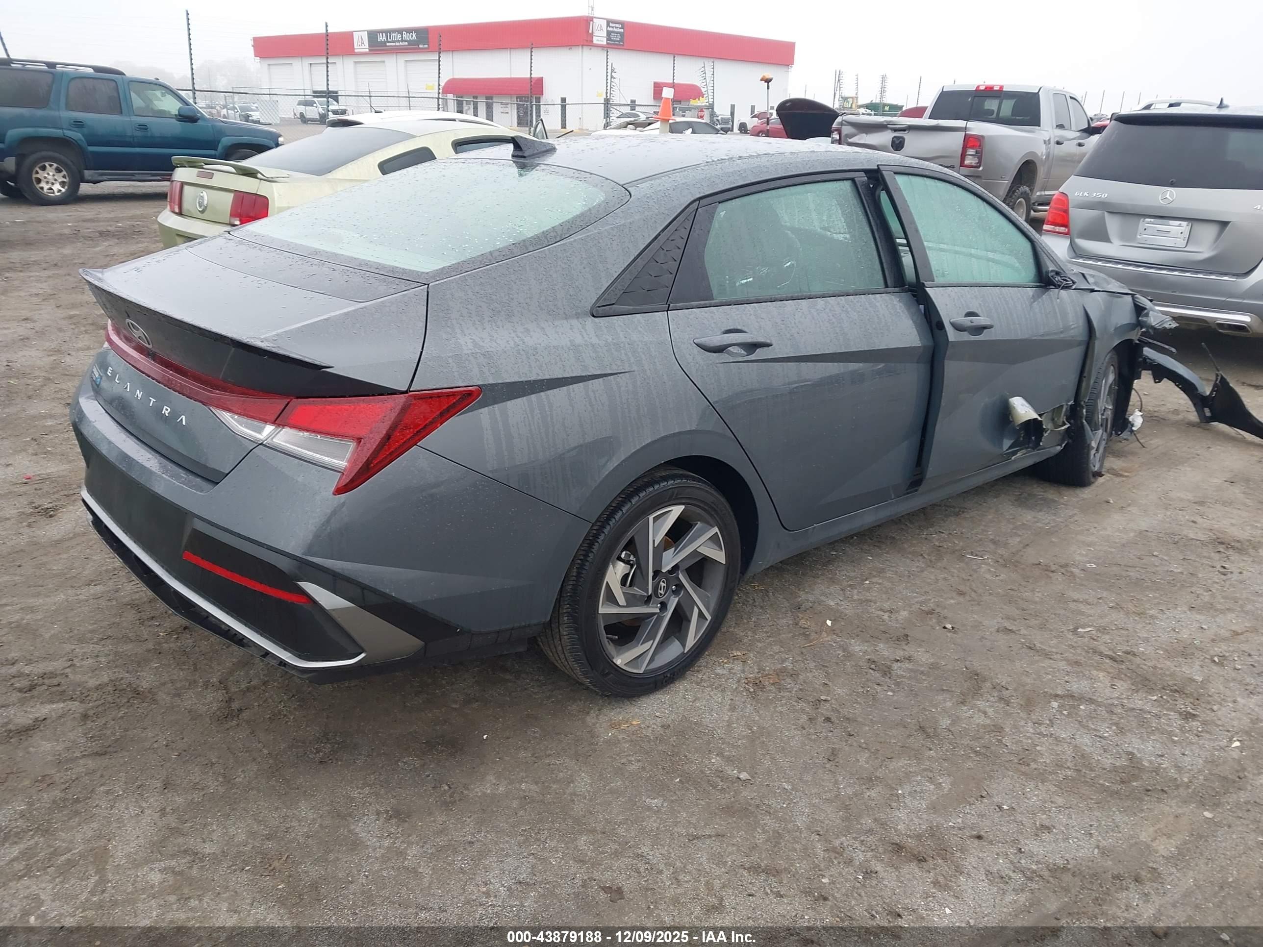 HYUNDAI ELANTRA image 4