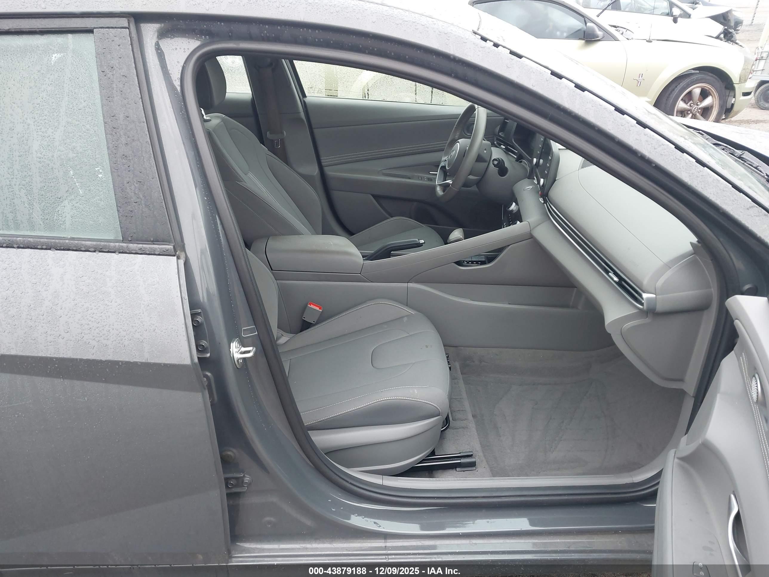 HYUNDAI ELANTRA image 5