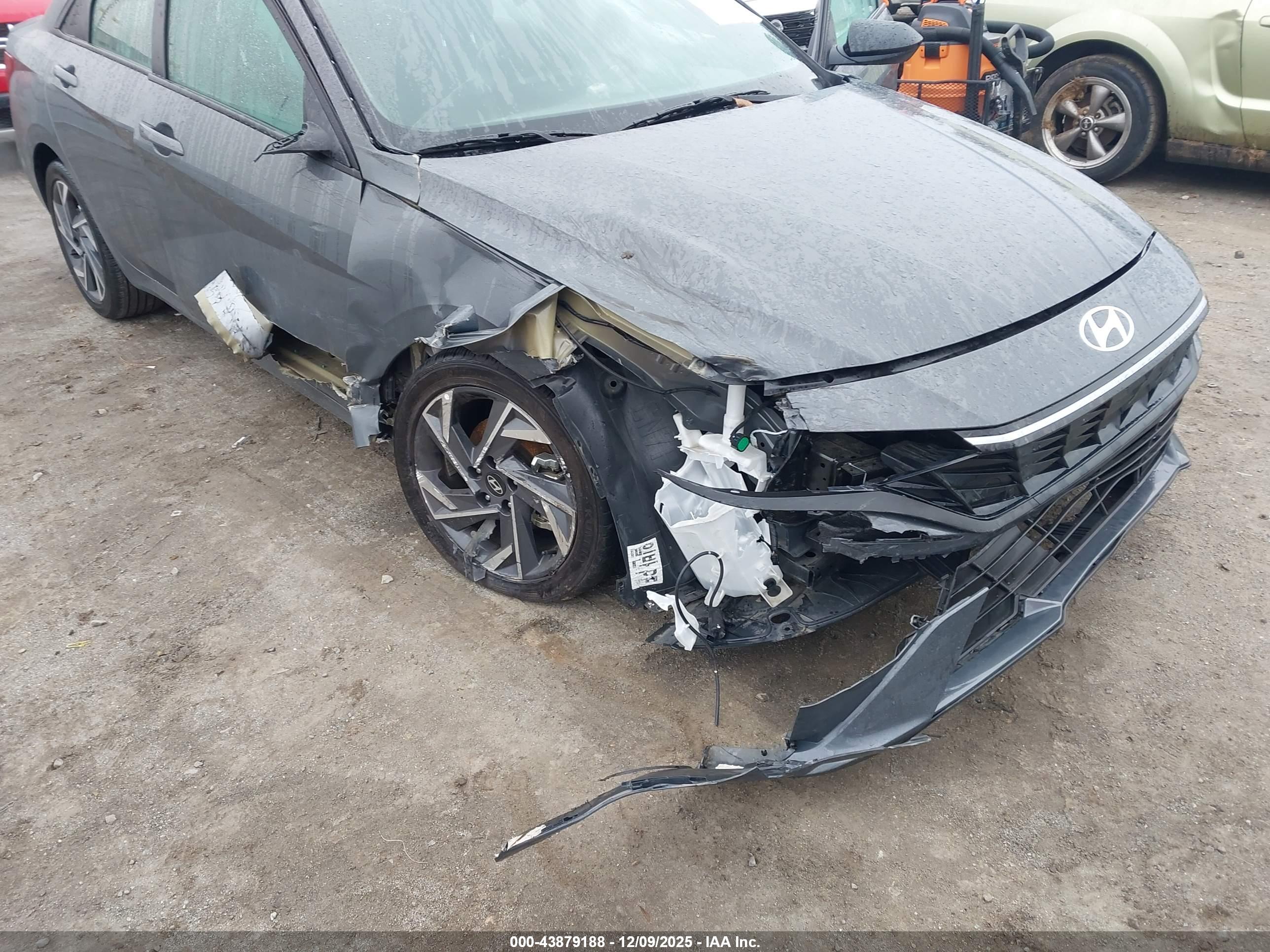 HYUNDAI ELANTRA image 6