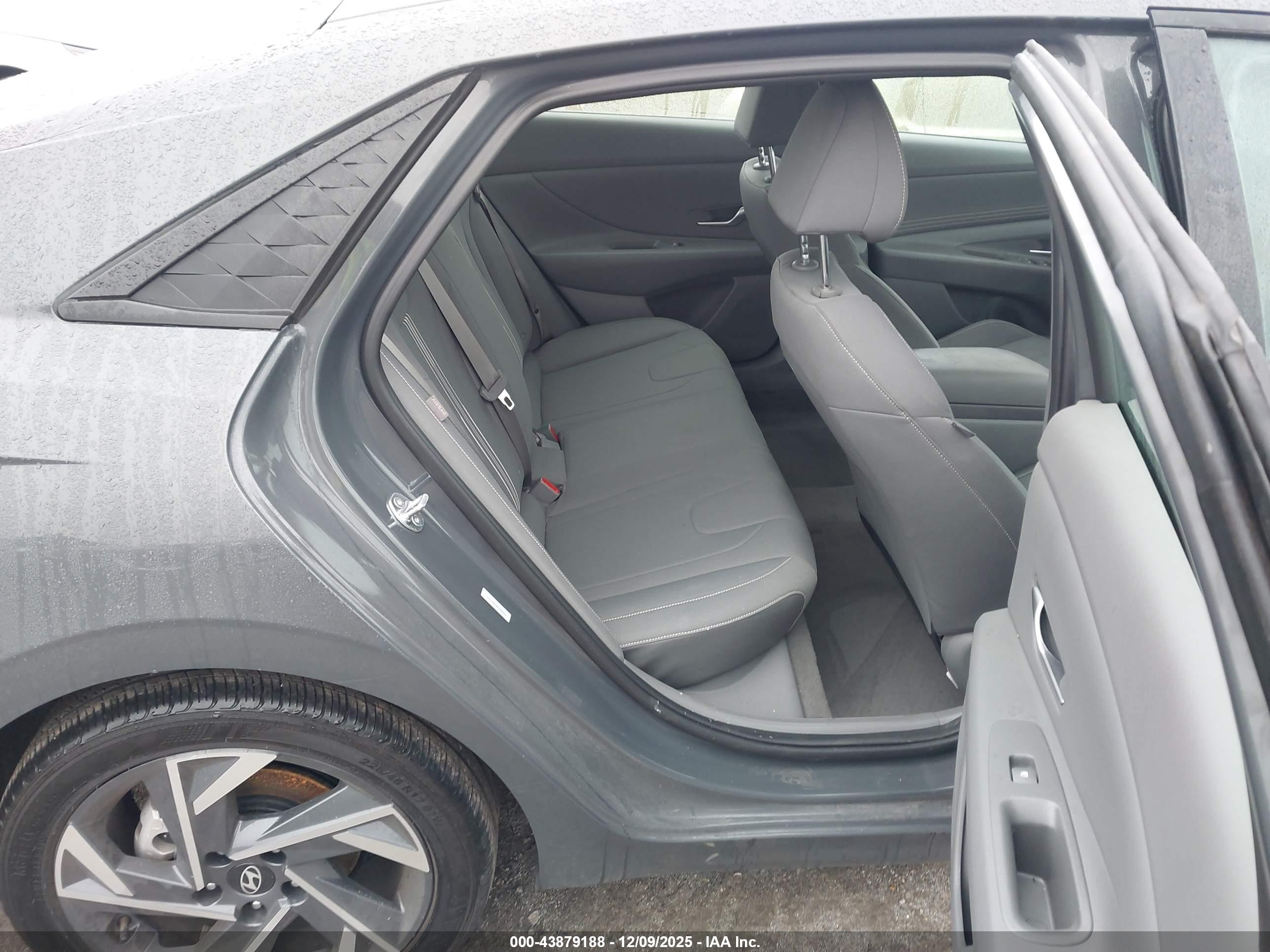 HYUNDAI ELANTRA image 8