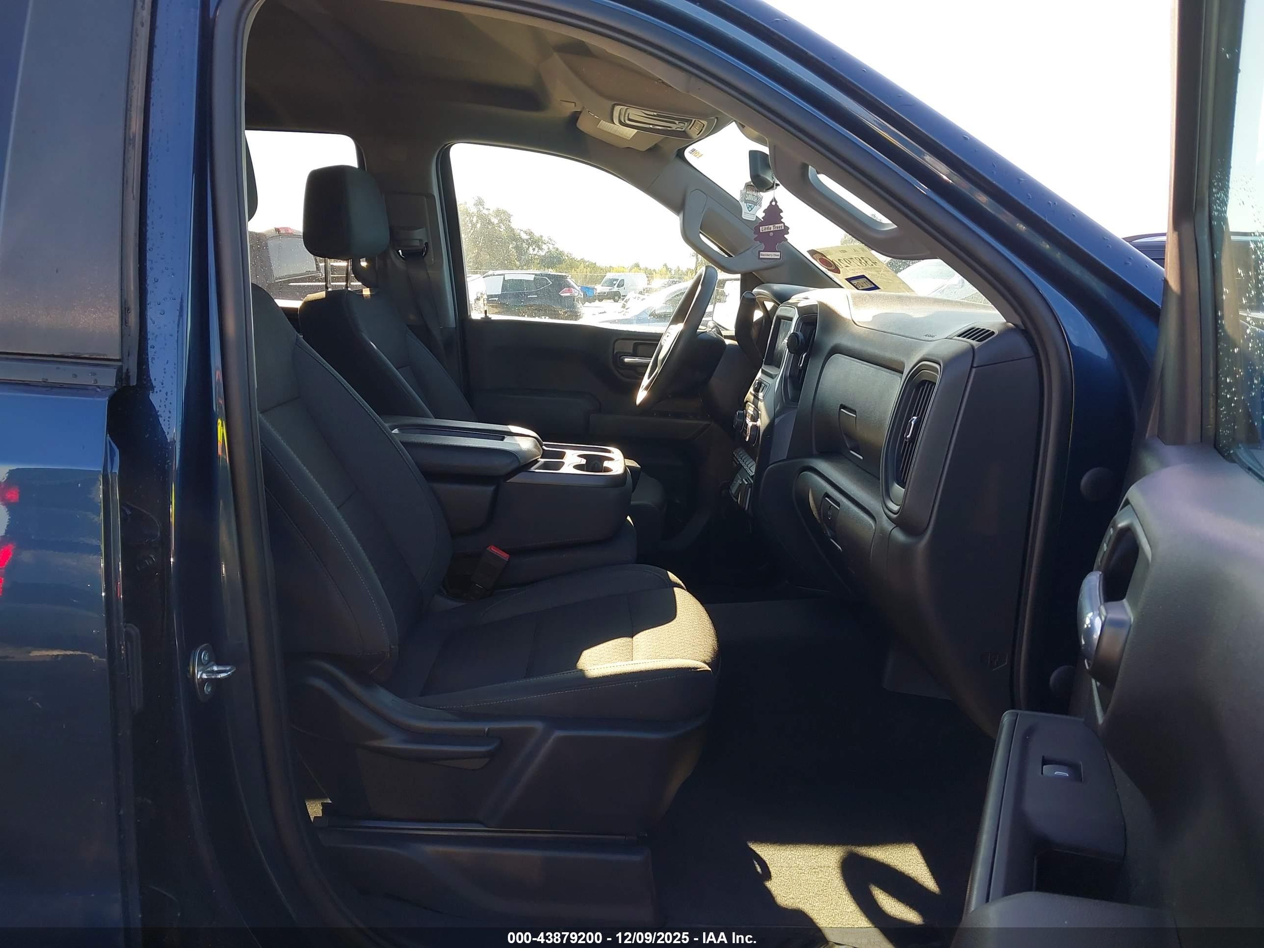 CHEVROLET SILVERADO image 5