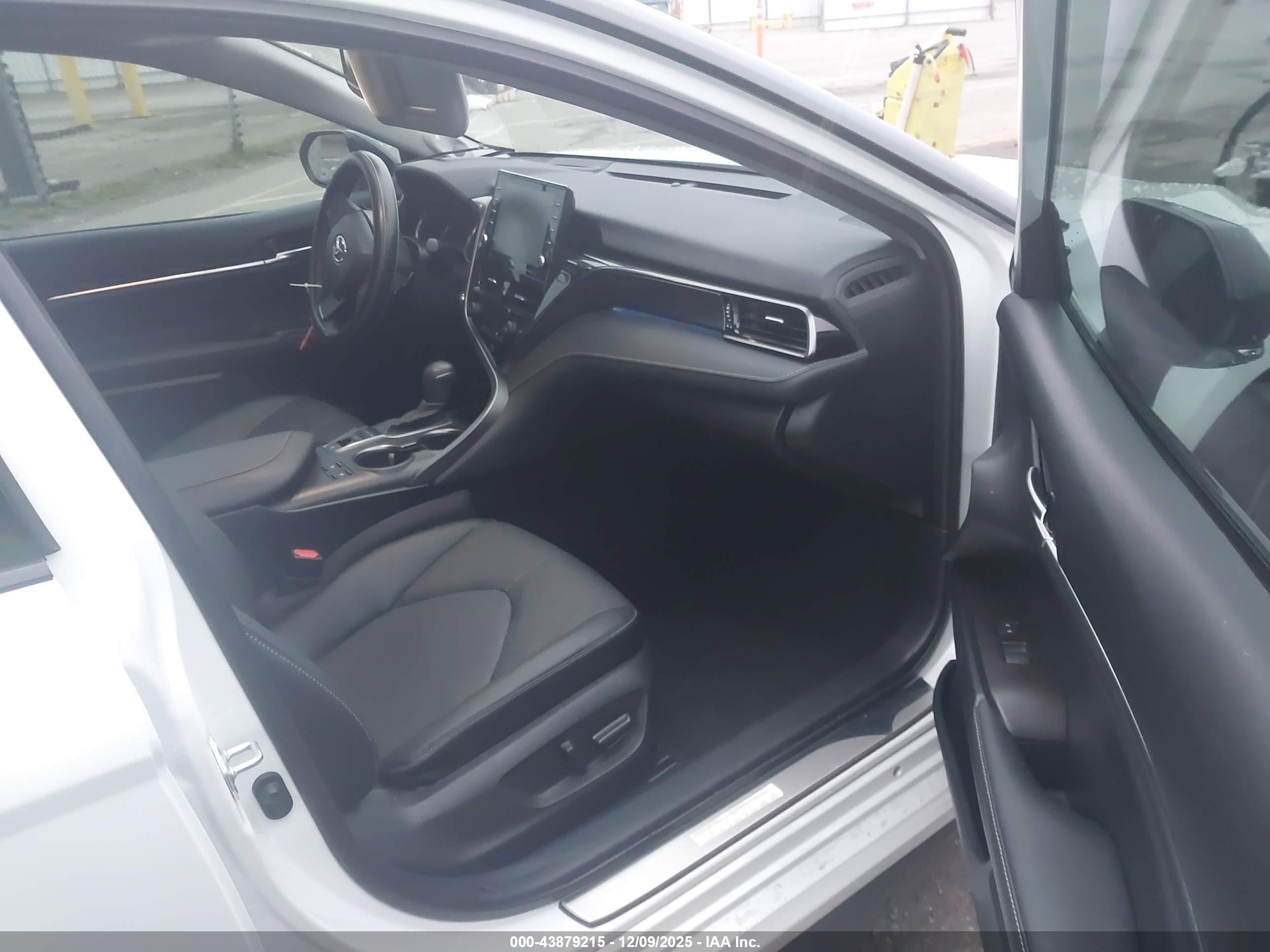 TOYOTA CAMRY image 5