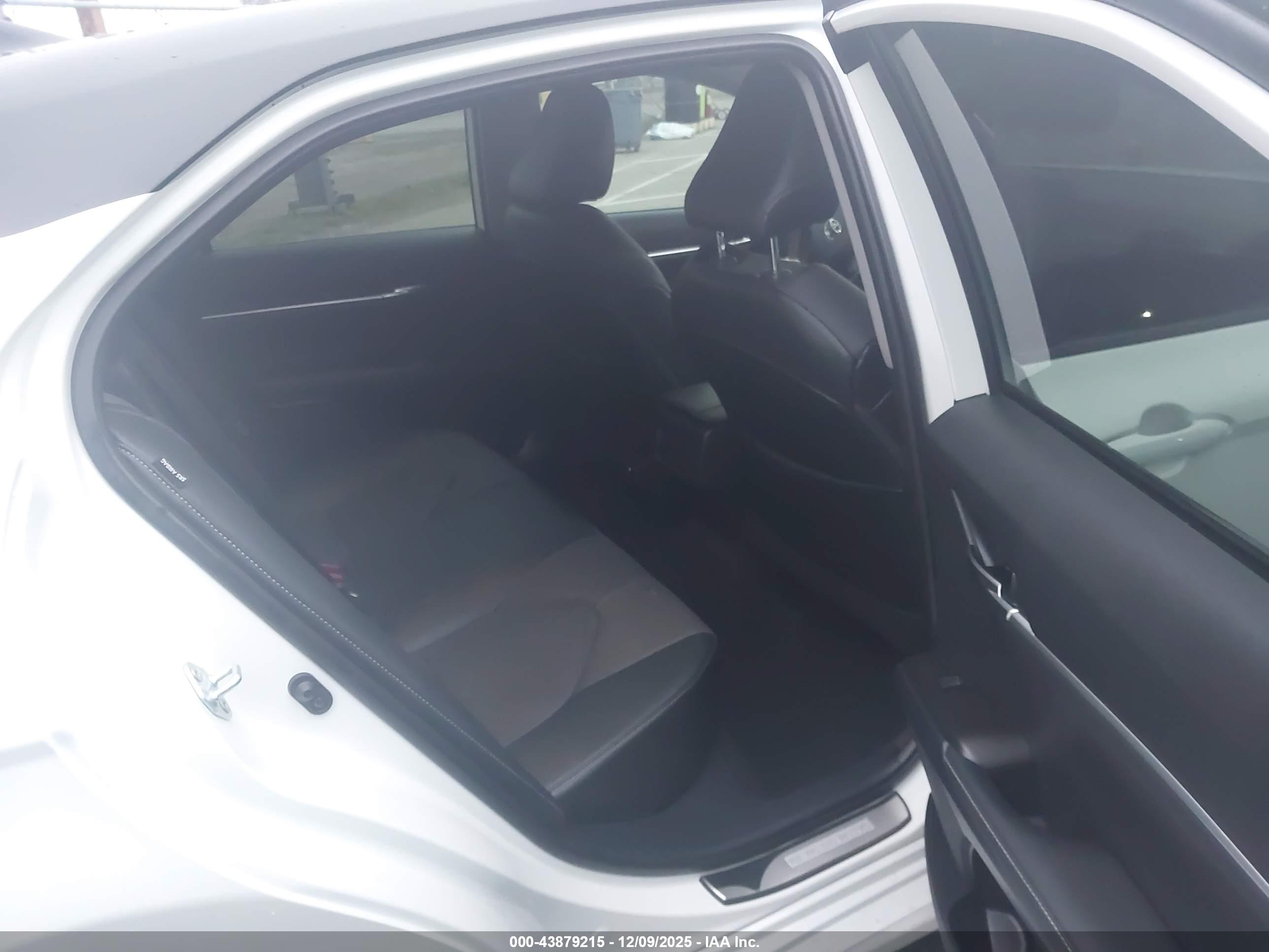 TOYOTA CAMRY image 8