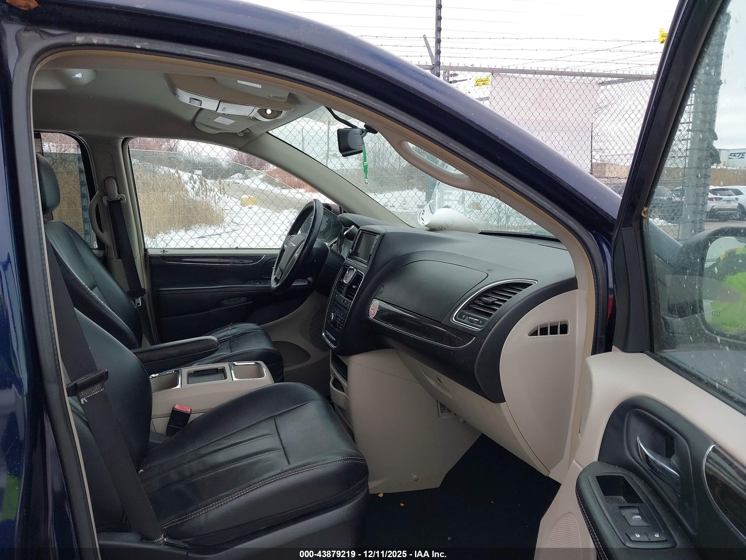 CHRYSLER TOWN image 5