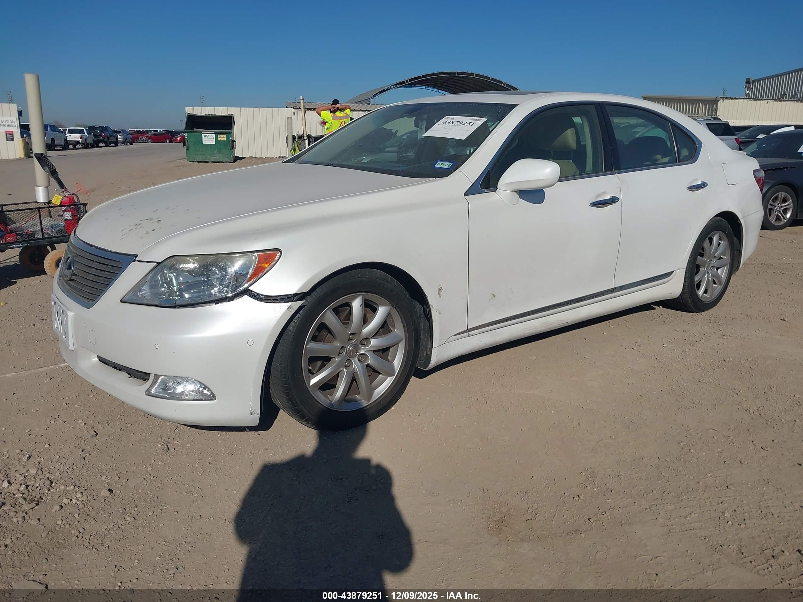 LEXUS LS image 2