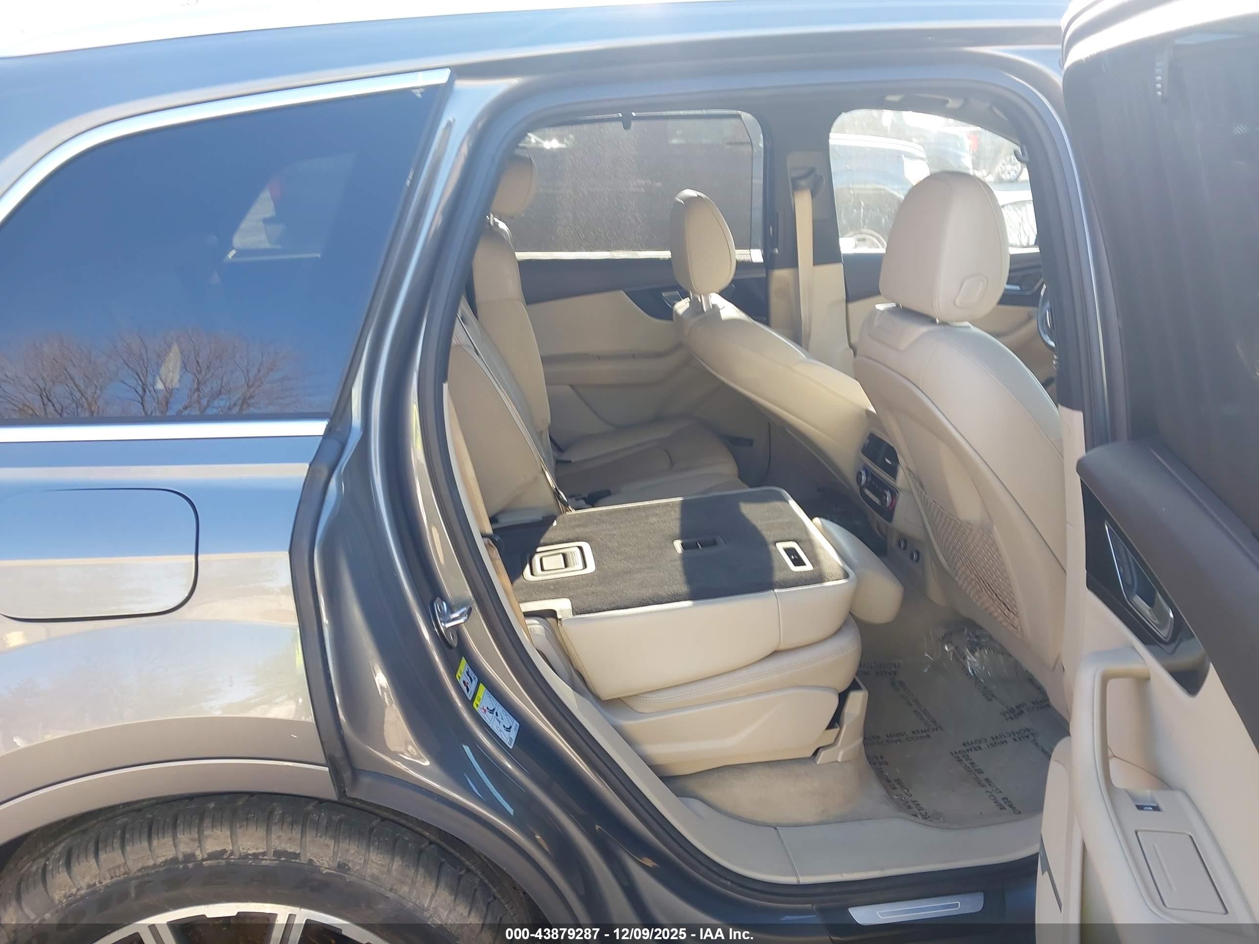 AUDI Q7 image 8