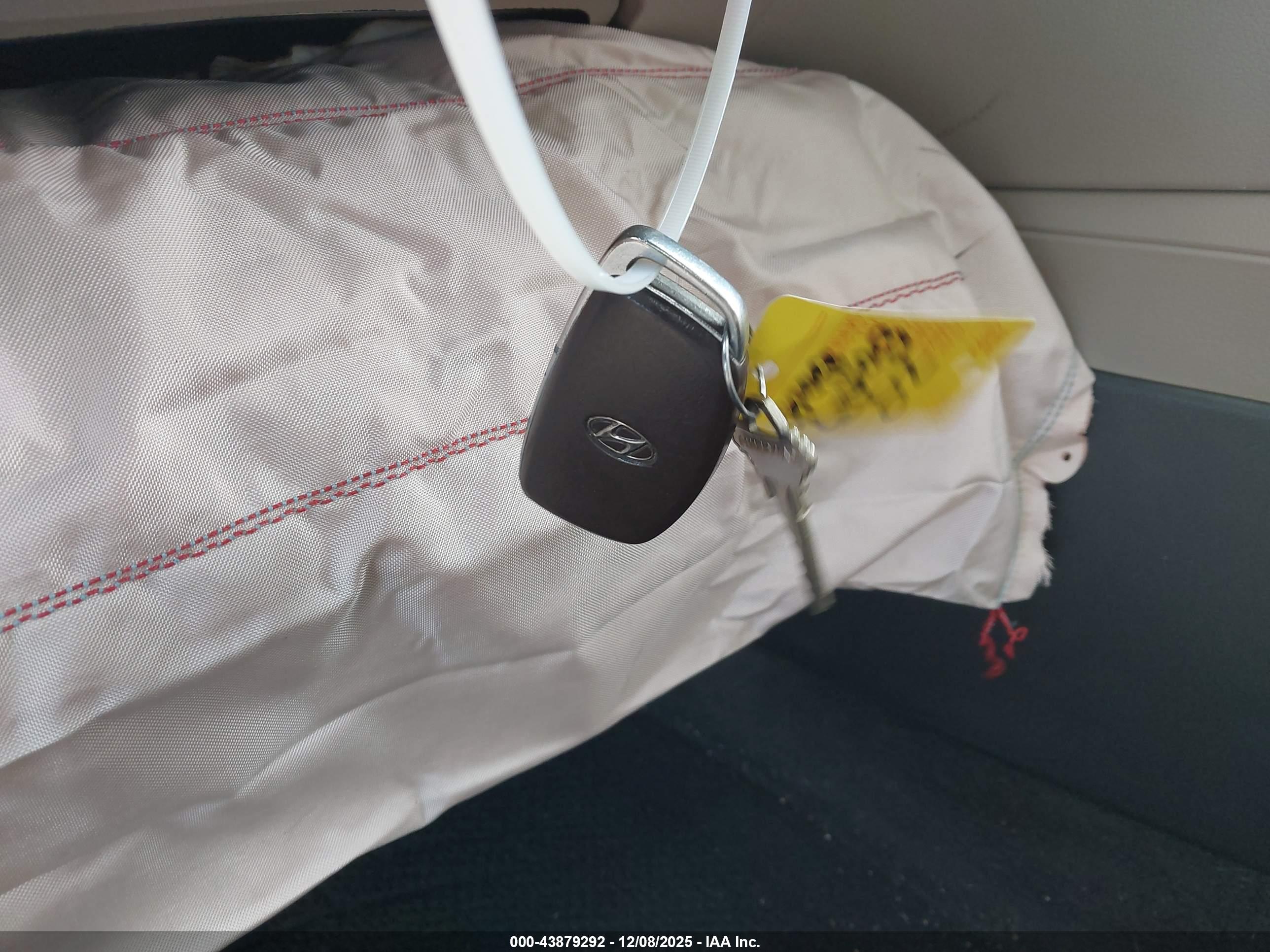 HYUNDAI ELANTRA image 11