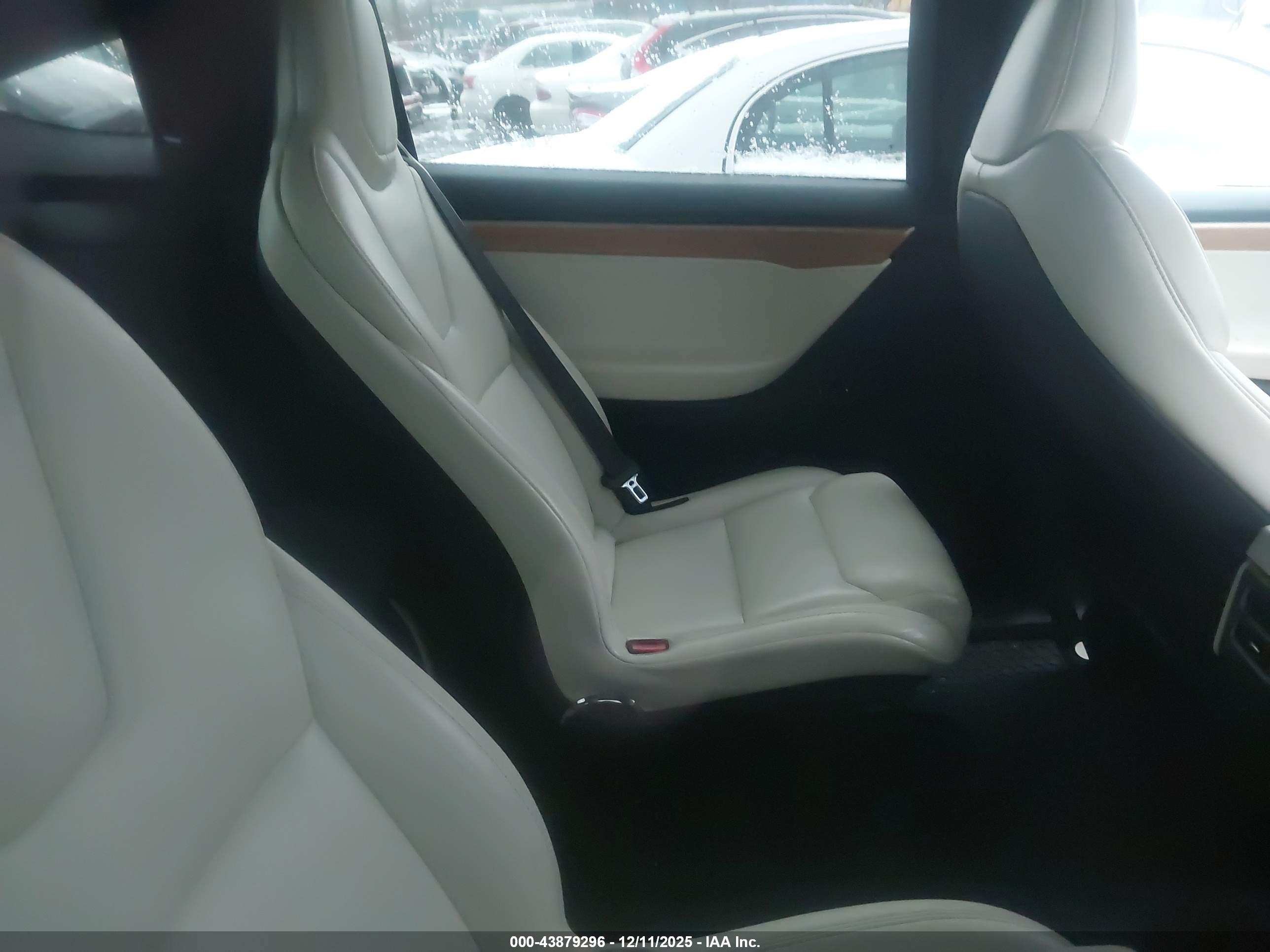 TESLA MODEL image 8