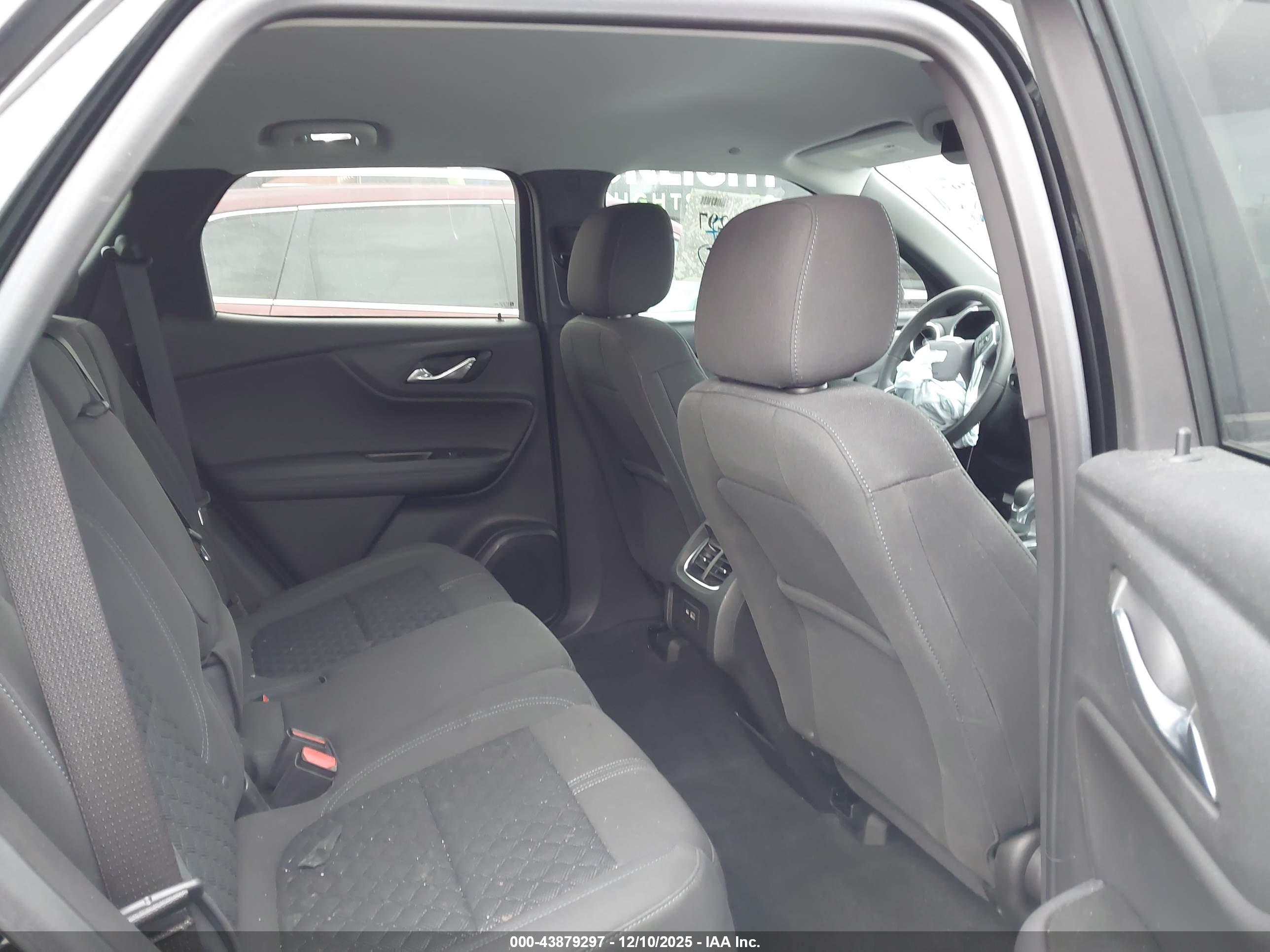 CHEVROLET BLAZER image 8