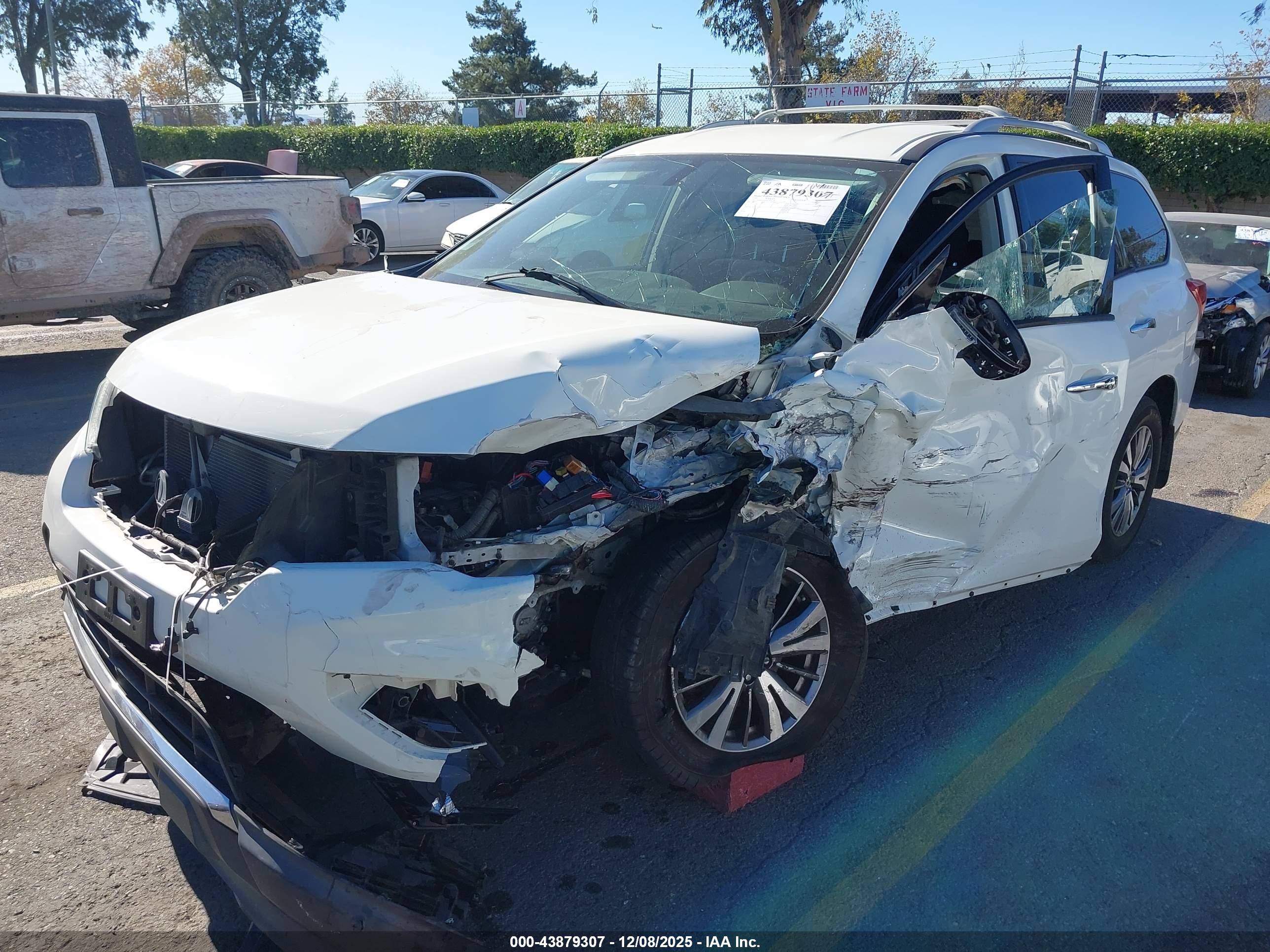 NISSAN PATHFINDER image 2