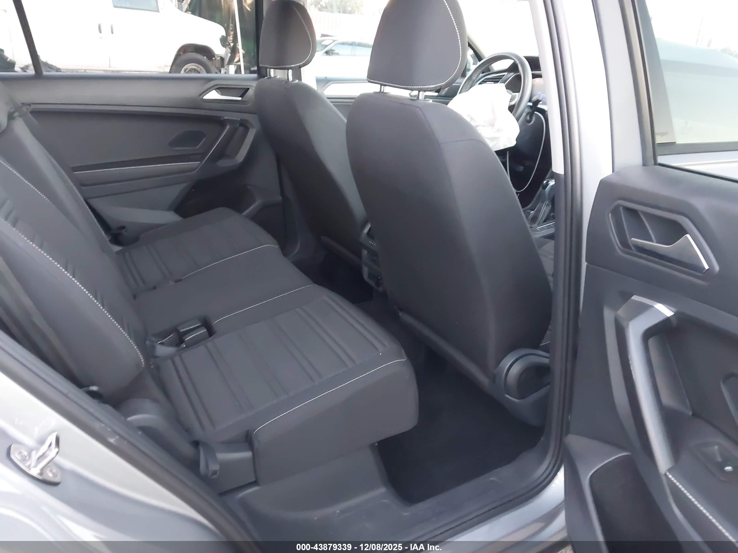 VOLKSWAGEN TIGUAN image 8