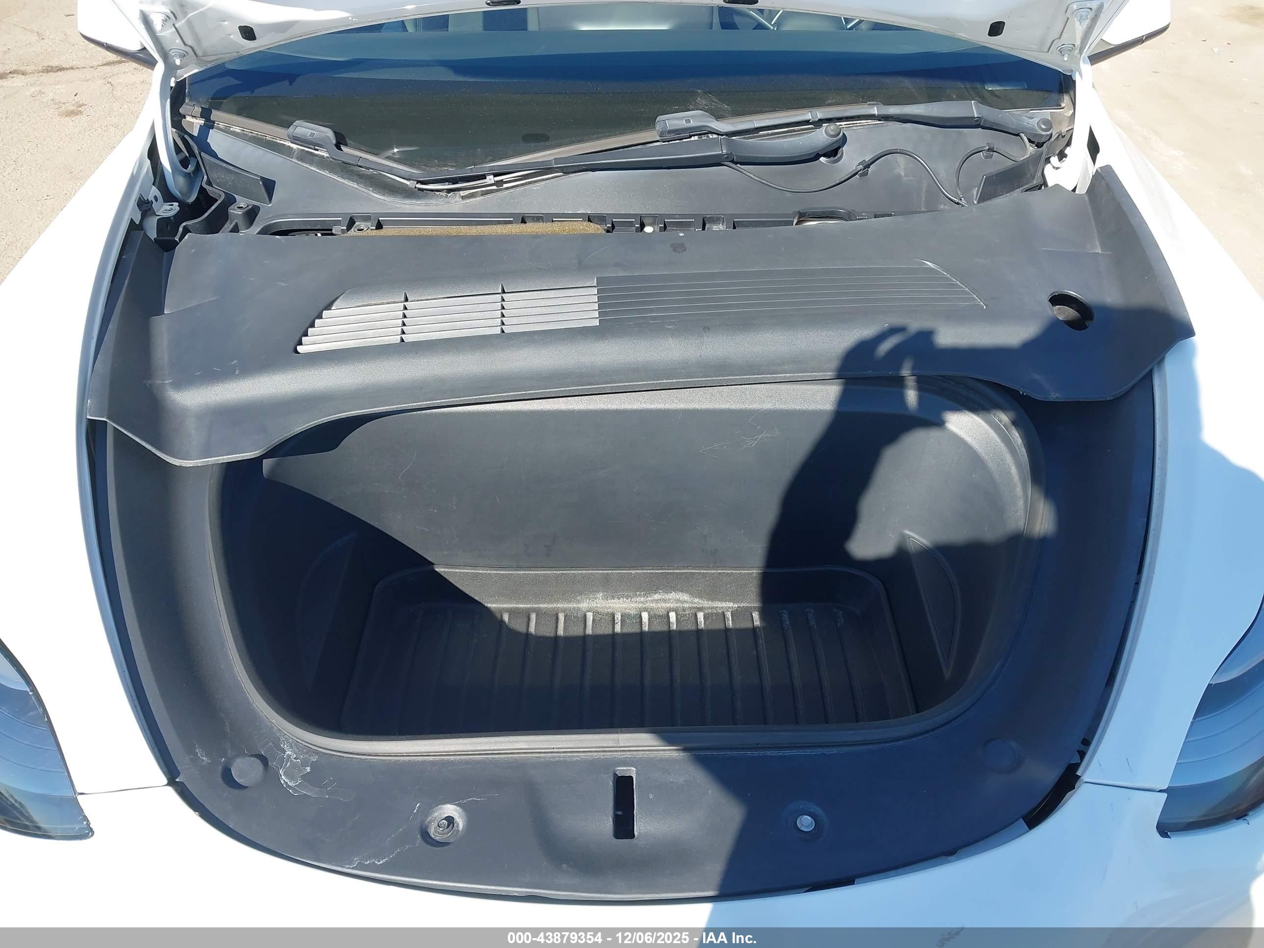 TESLA MODEL image 10