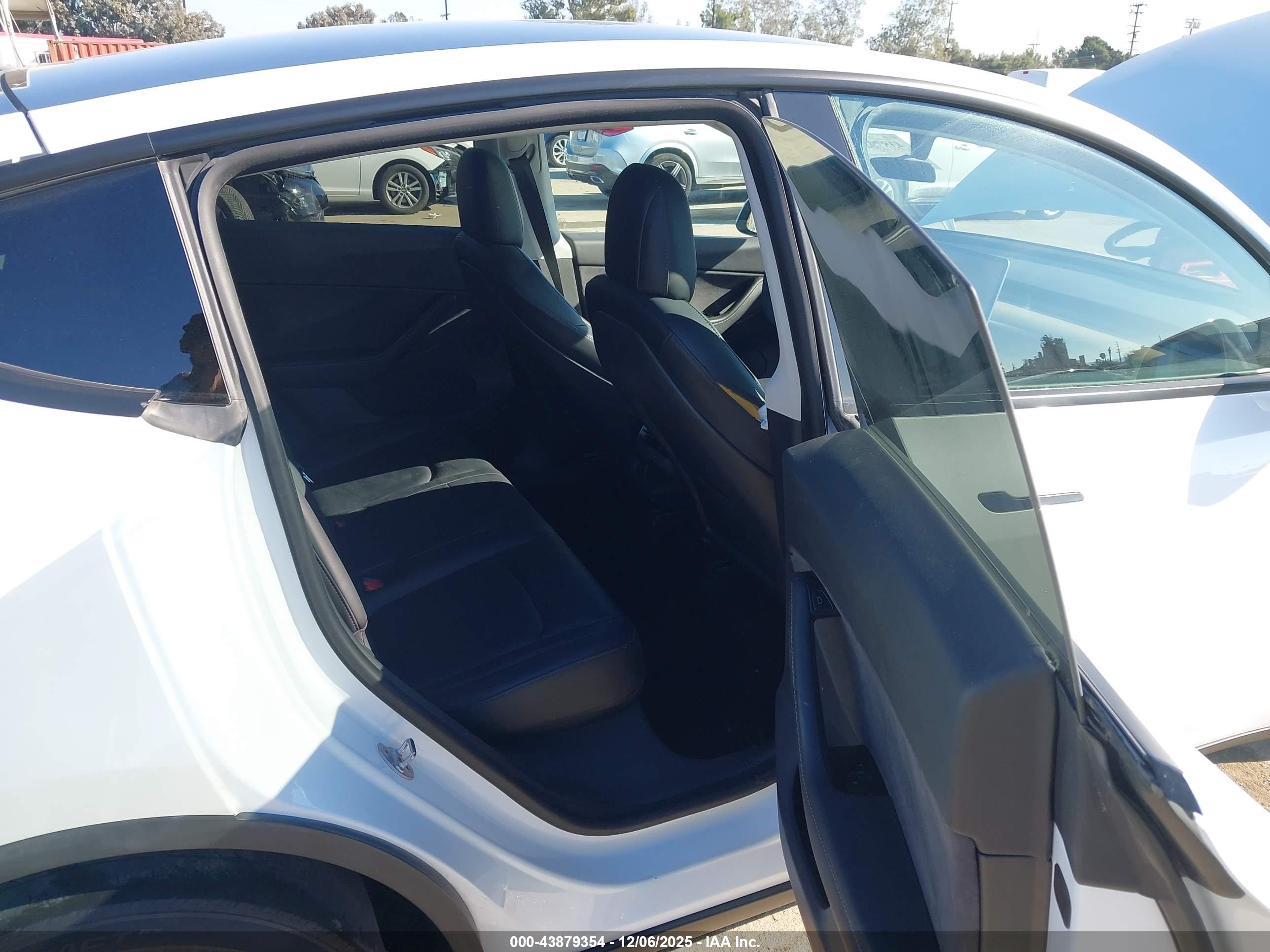 TESLA MODEL image 8