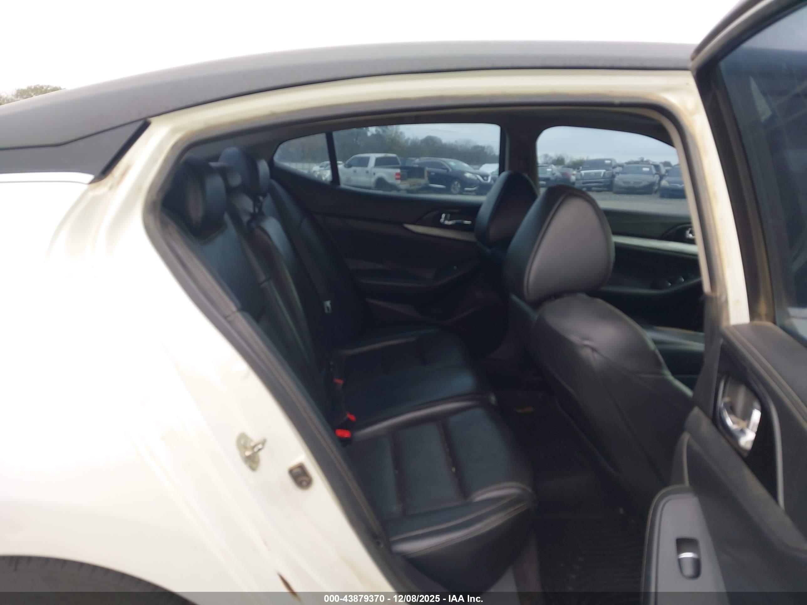 NISSAN MAXIMA image 8