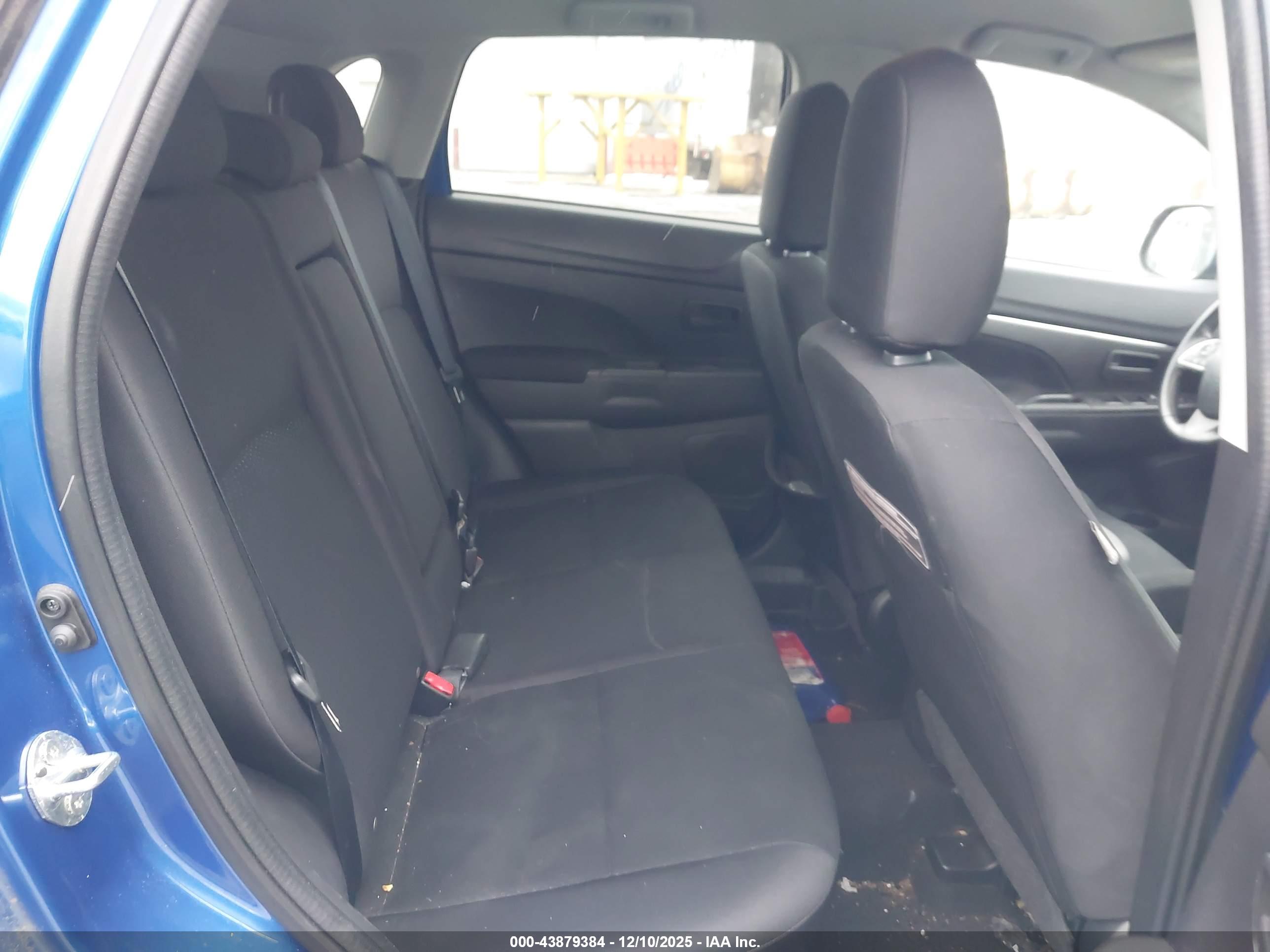 MITSUBISHI OUTLANDER image 8