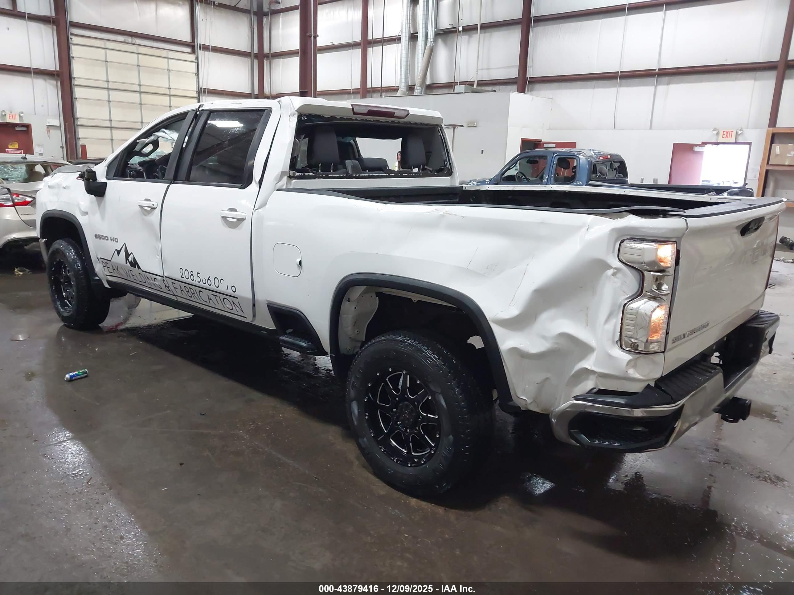 CHEVROLET SILVERADO image 3