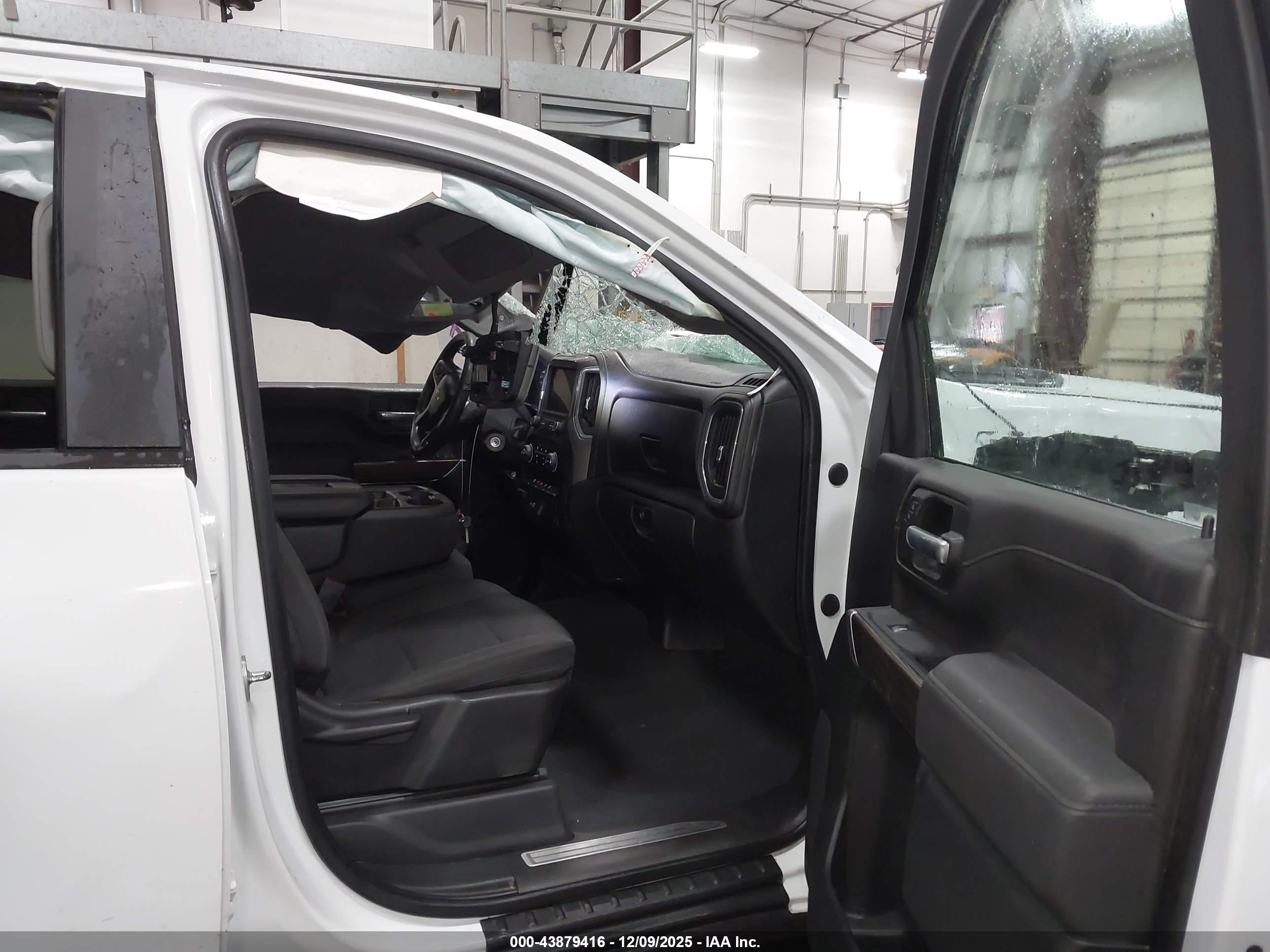 CHEVROLET SILVERADO image 5