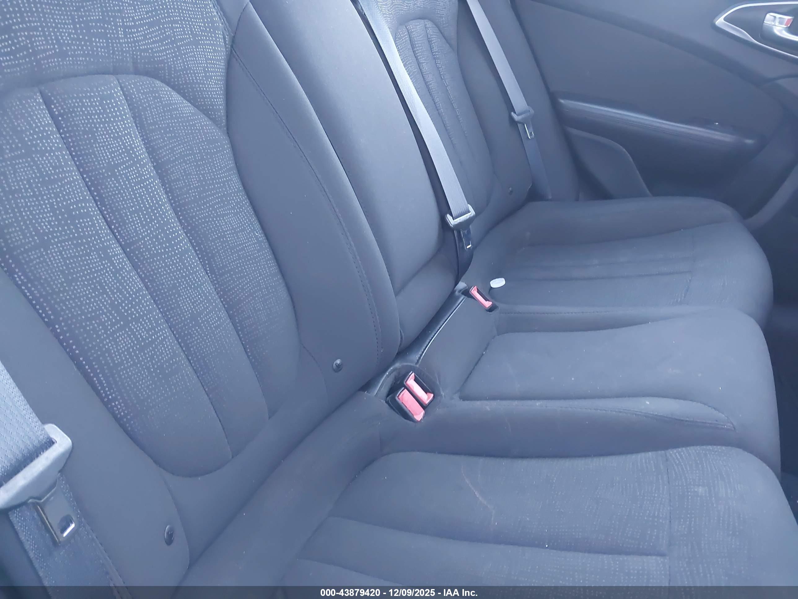 CHRYSLER 200 image 8