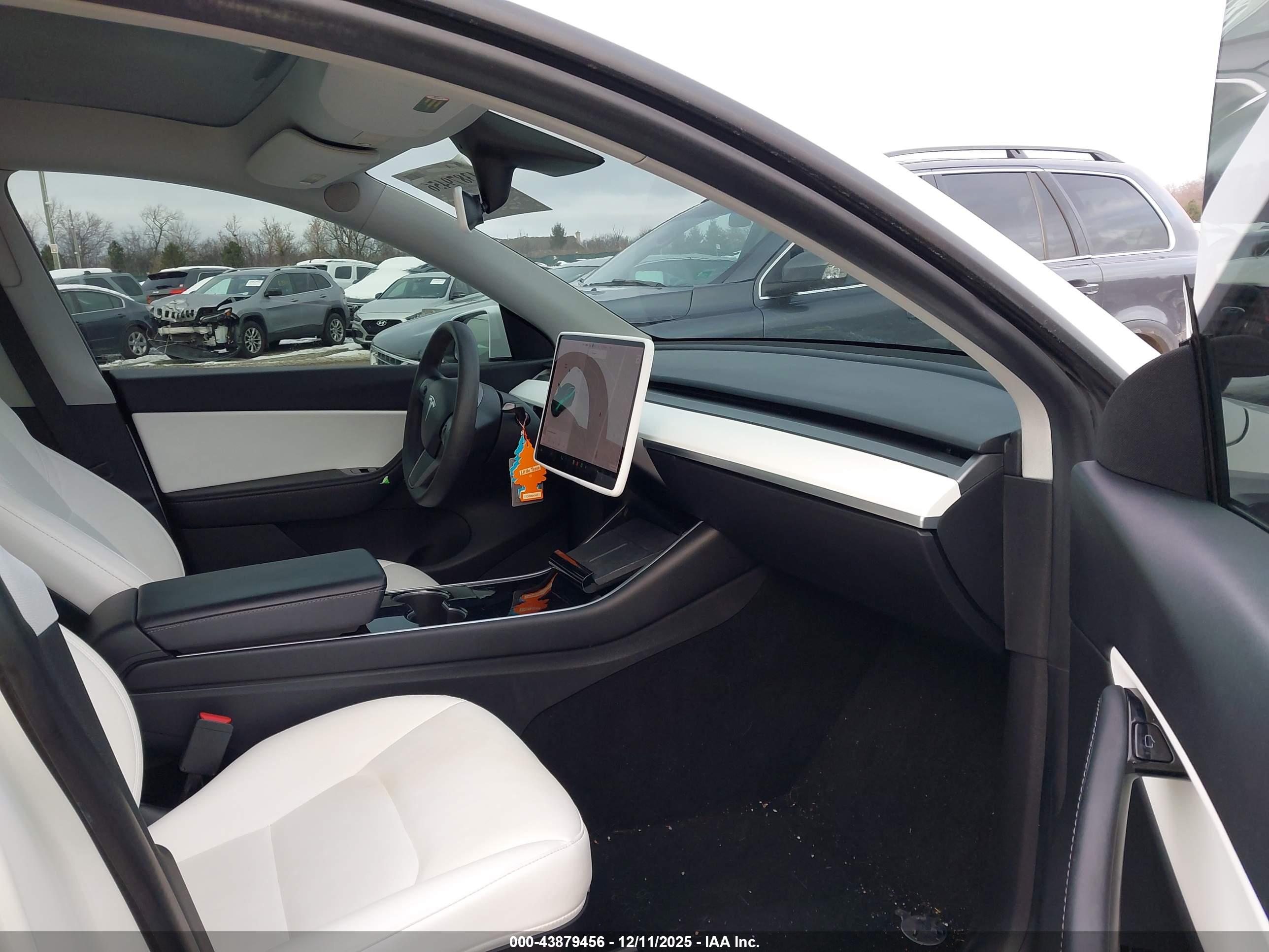 TESLA MODEL image 5
