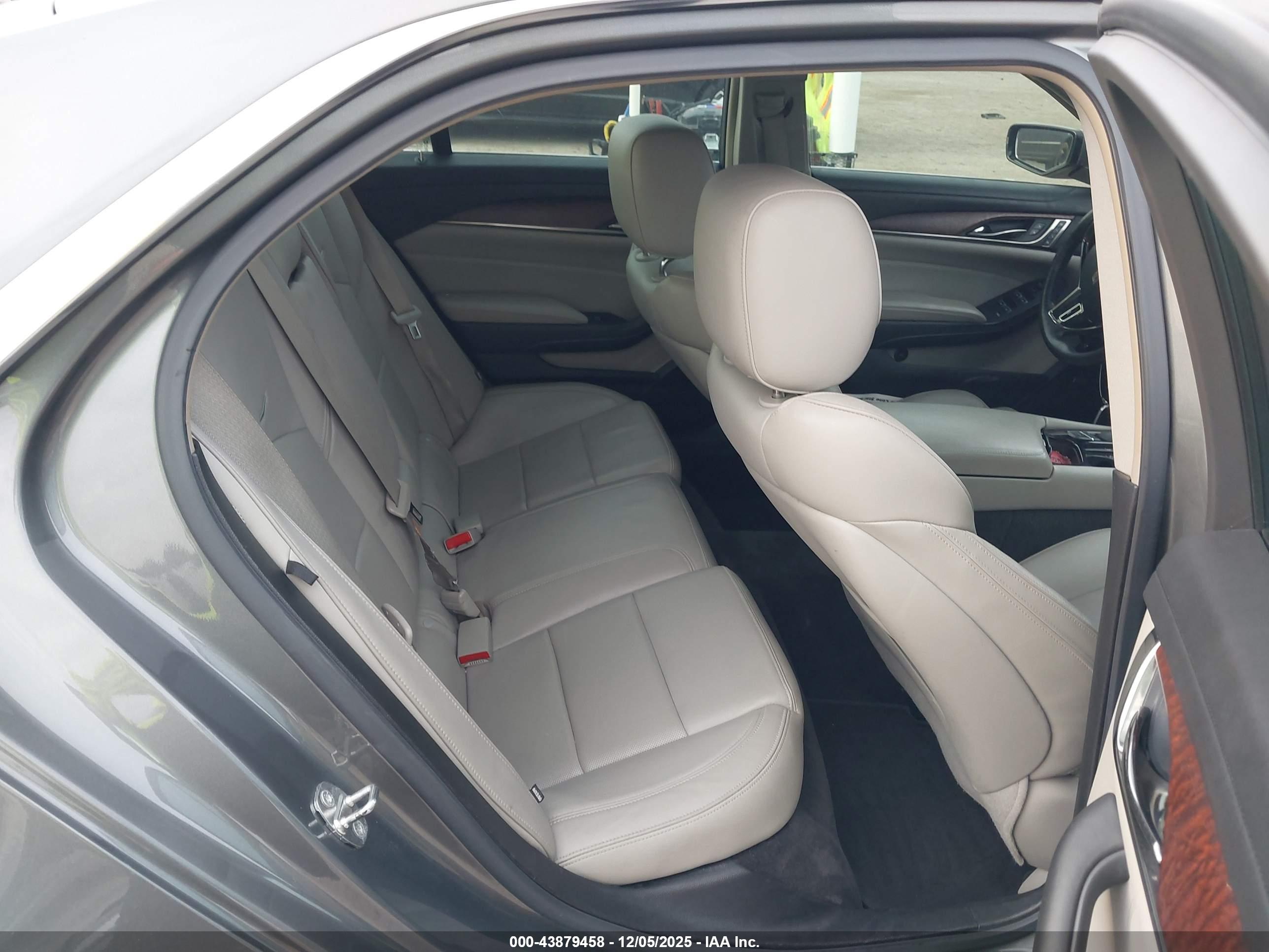 CADILLAC CTS image 8
