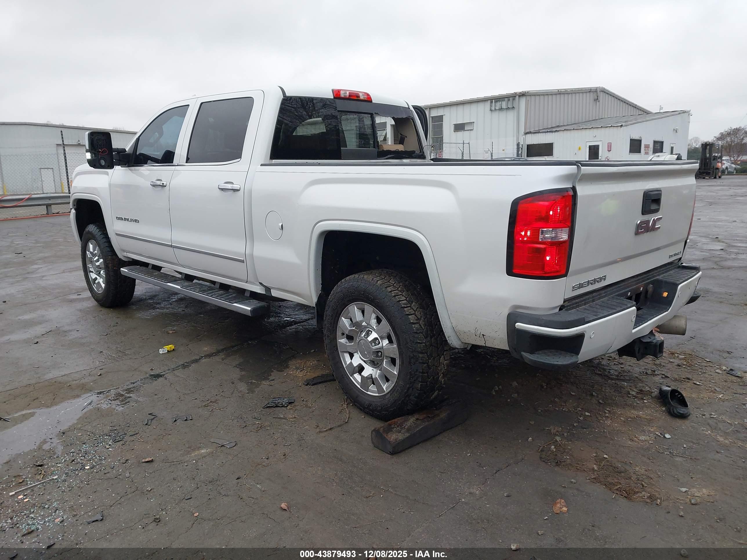 GMC SIERRA image 3