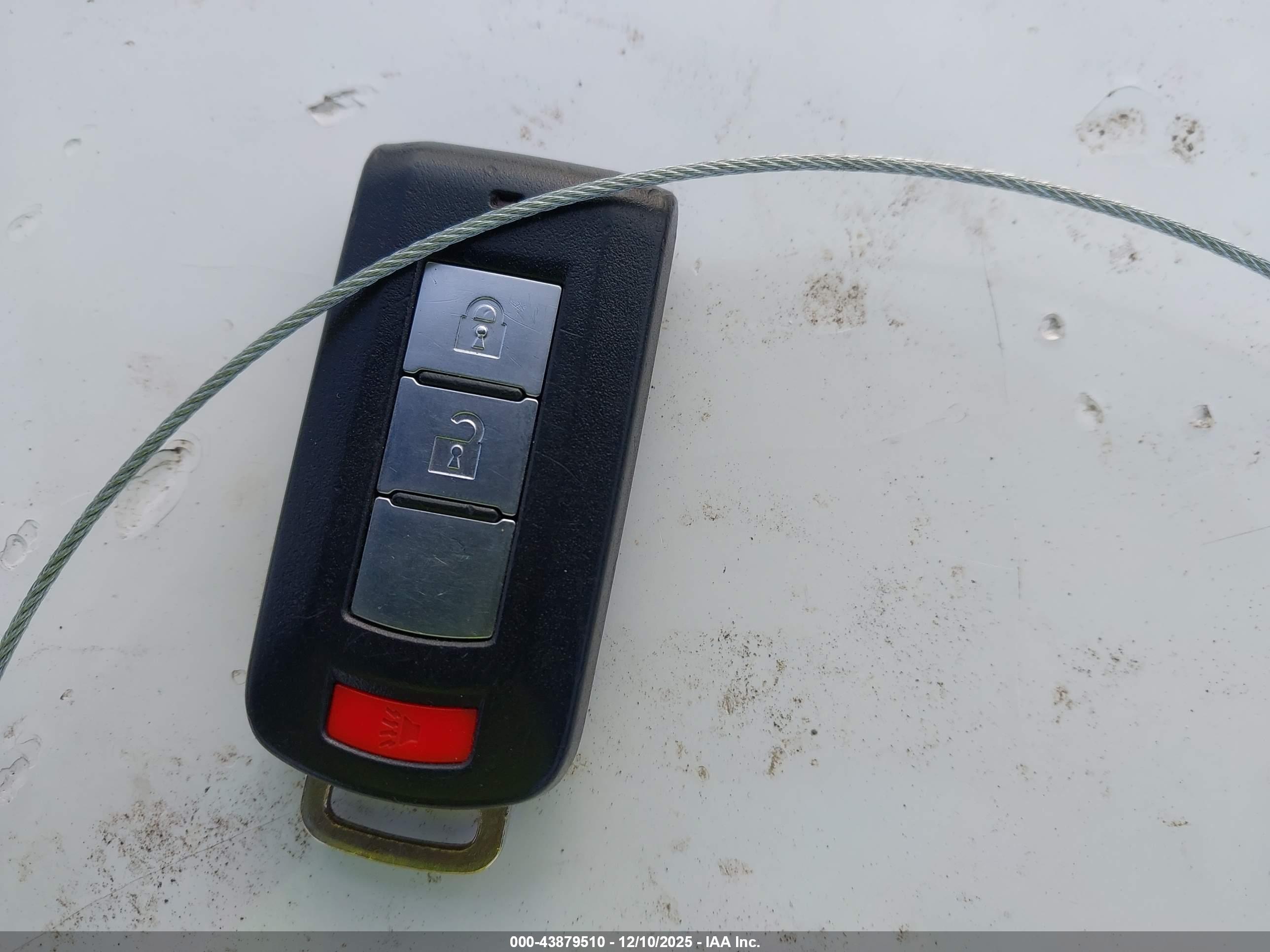 MITSUBISHI OUTLANDER image 11