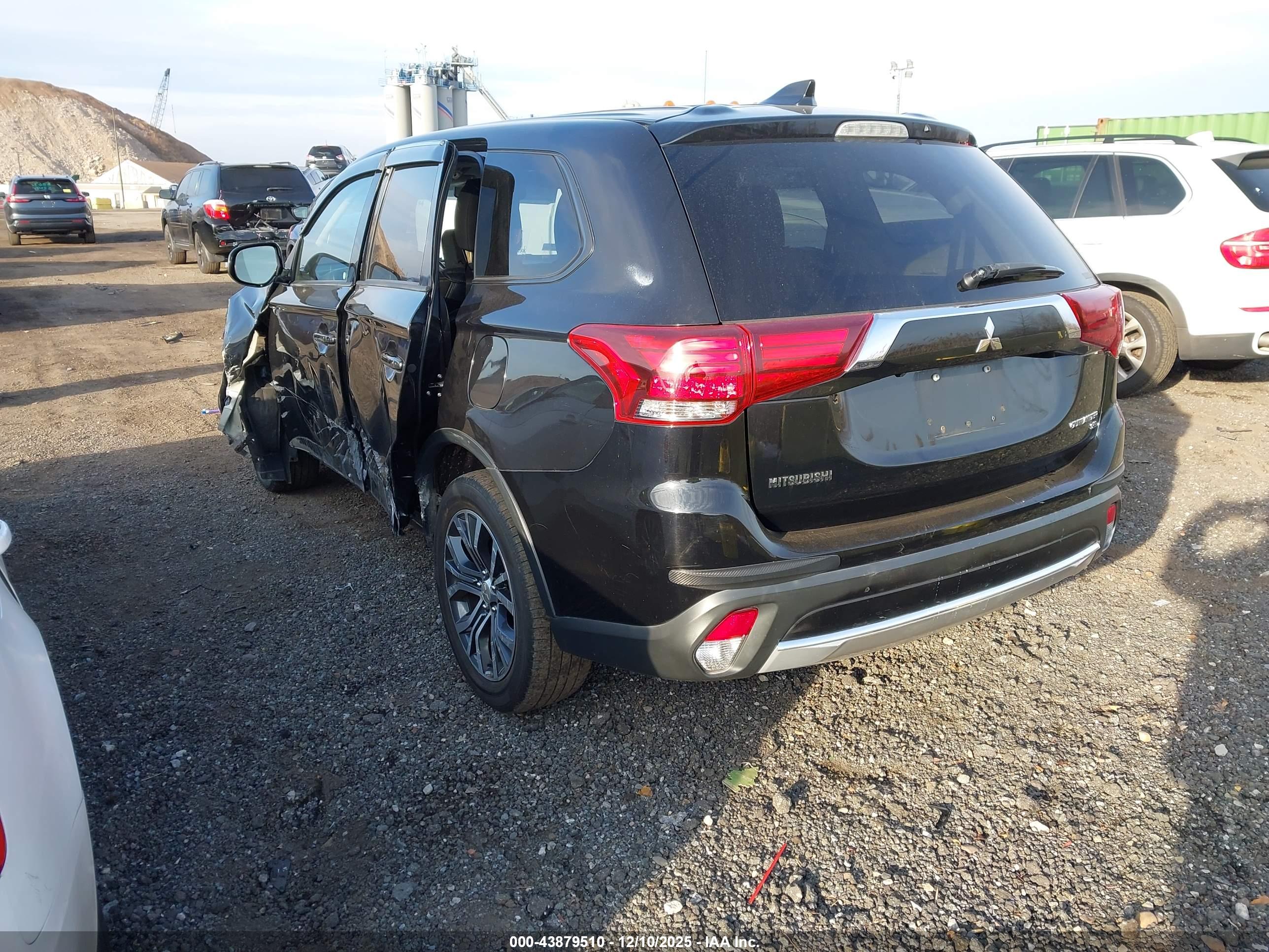 MITSUBISHI OUTLANDER image 3
